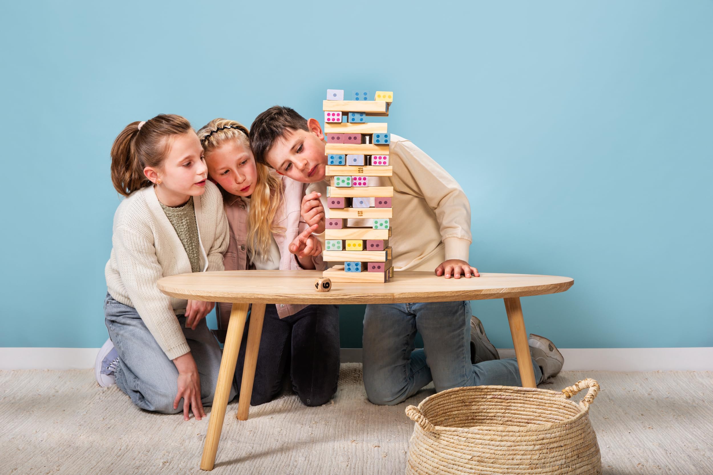 BS Toys Olbrzymia wieża drewnianych cyfr - edukacyjna gra balansowa z 48 blokami i kostką - rozwija koordynację i koncentrację