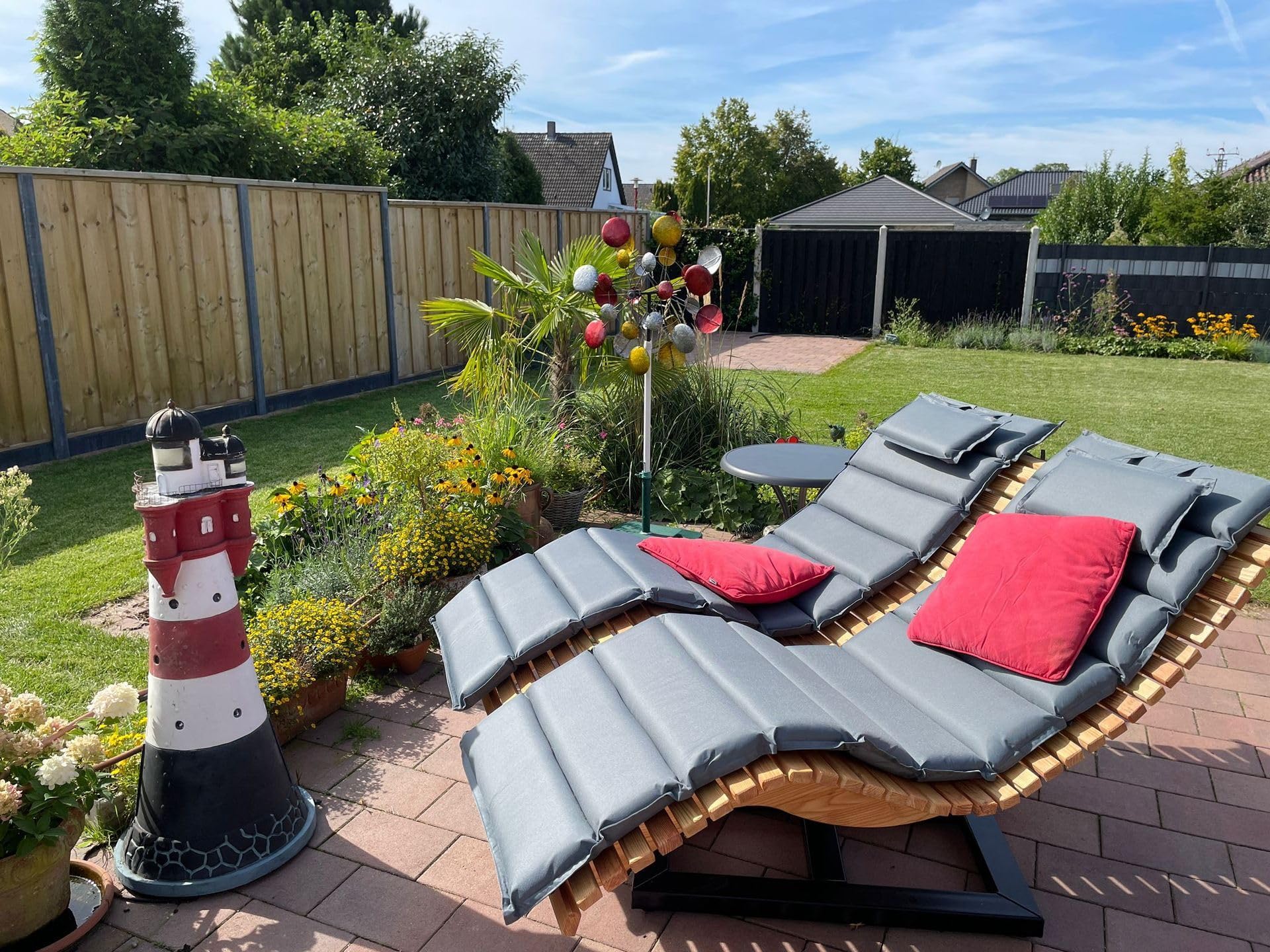 Gartenliege mit Metallgestell - Drehbare Doppelliege Sonnenliege aus Lärchenholz Für 2 Personen 1400mm Extra Breit, Mit Auflagen Geschwungene Wellenholzliege Für Optimalen Komfort