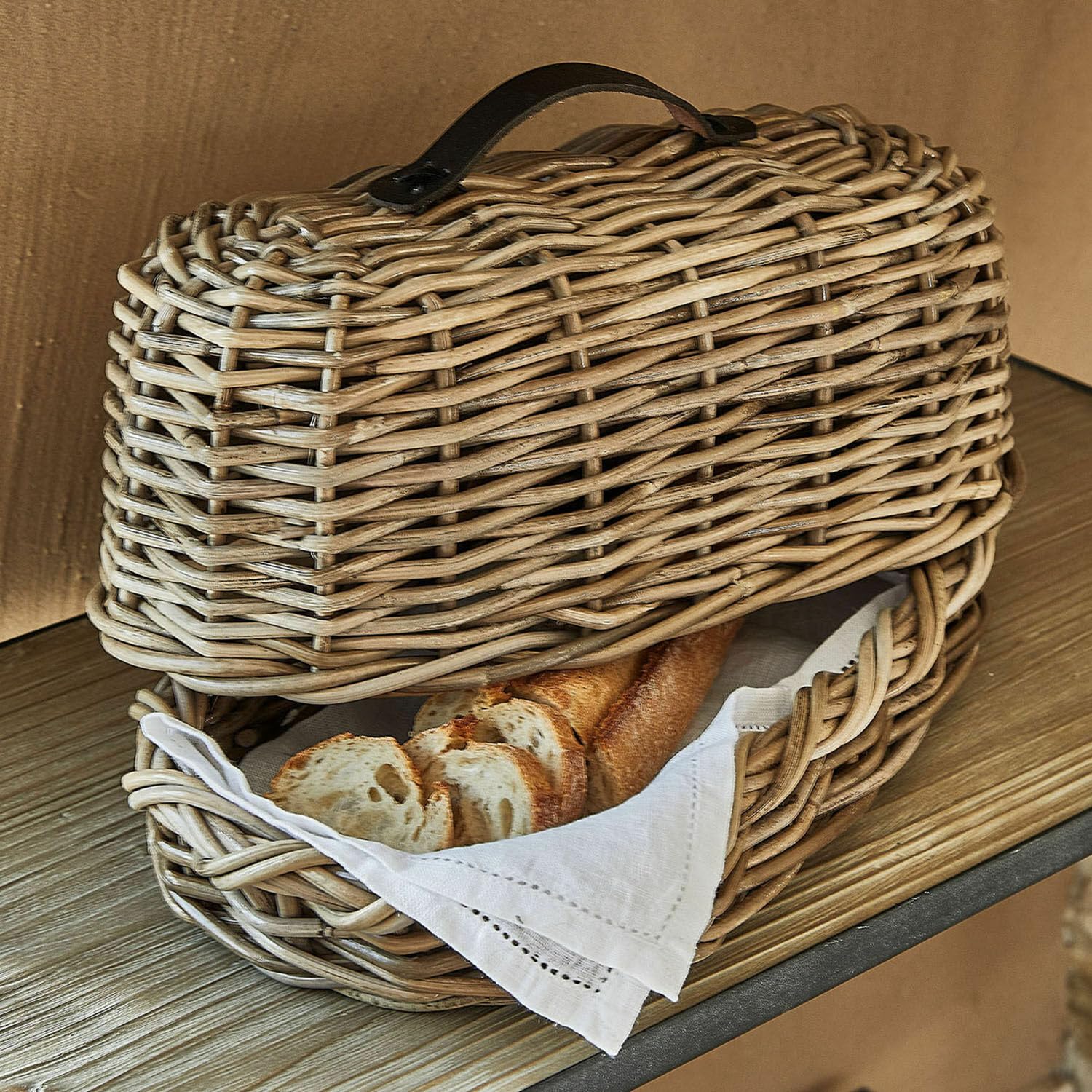 LOBERON Brotbox Gioialetto, Ländlicher Charme, Natürliche Struktur, Rustikaler Brotkorb, Küchenutensilien, Rattan, Rindsleder, braun | Ländlicher Charme, Natürliche Struktur, Rustikaler Brotkorb, Küchenutensilien, Rattan, Rindsleder