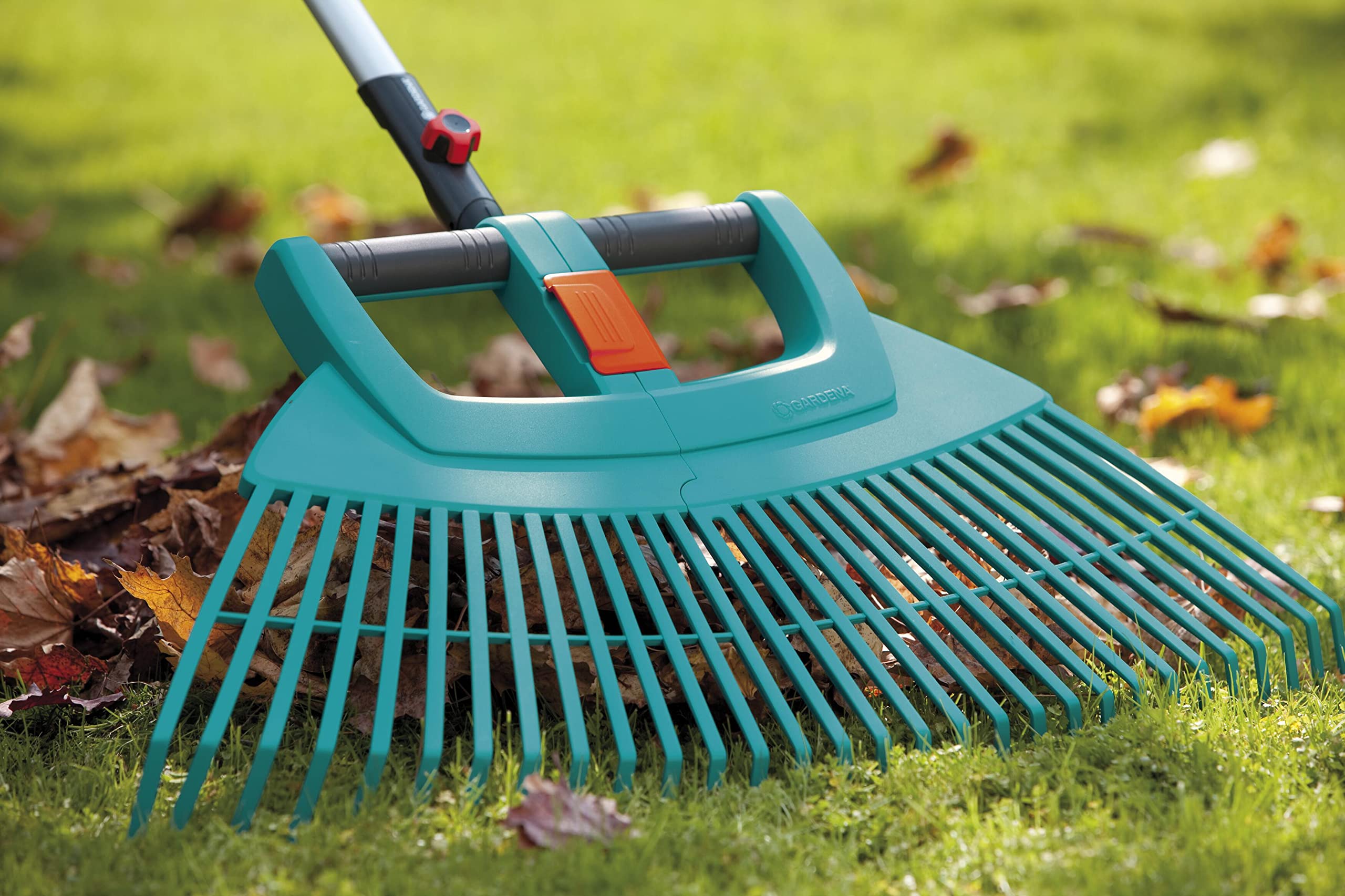 Gardena 17356-60 Combisystem Set per Prato e Pulizia: Composto da Scopa a ventaglio XXL, Scopa Stradale e Manico in Legno, per spazzare Foglie e rifiuti del Giardino e per Pulire i sentieri