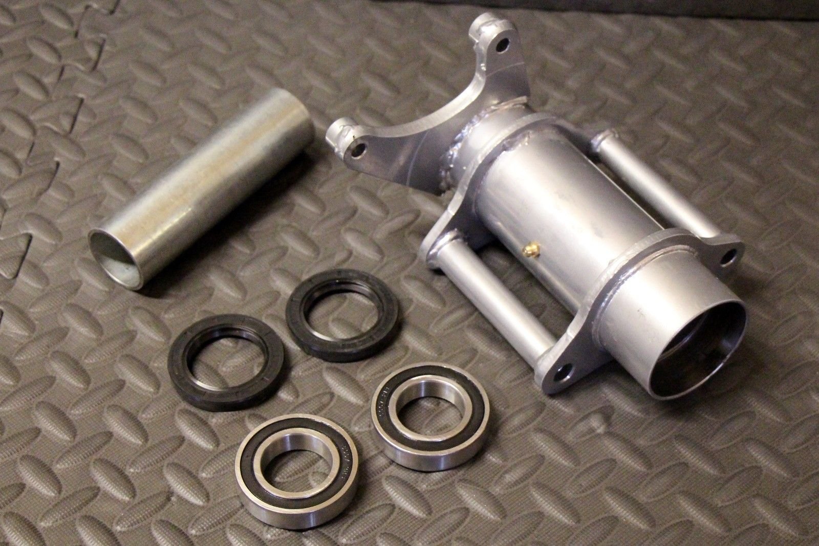 New Rear Bearing Axle Carrier Housing Yamaha Banshee Swingarm 8706