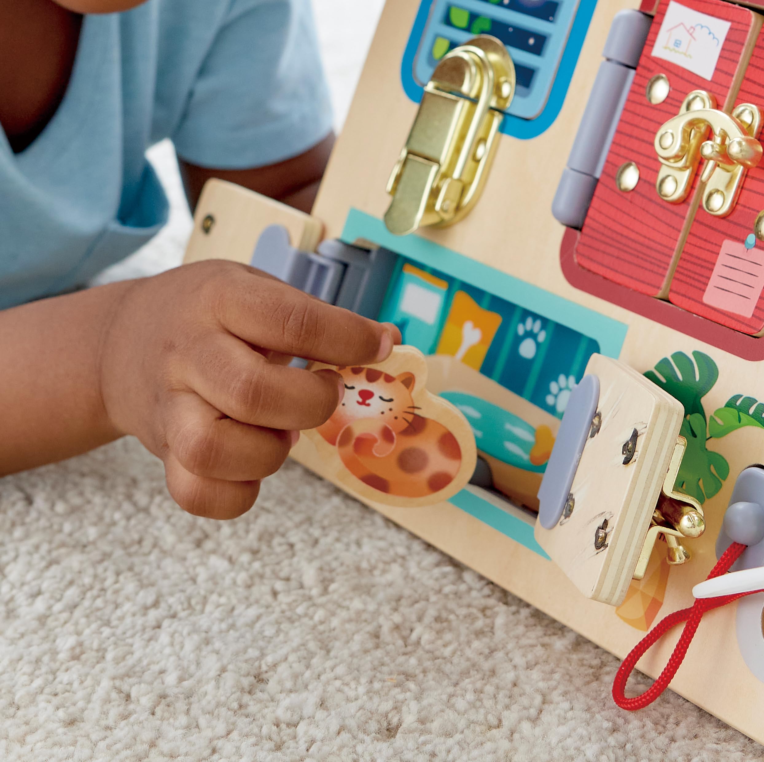 Hape Activity Board Multicolore | Gioco educativo 3–6 Anni | Busy Board in Legno con Porte, Serrature e Chiusure | Senza batterie