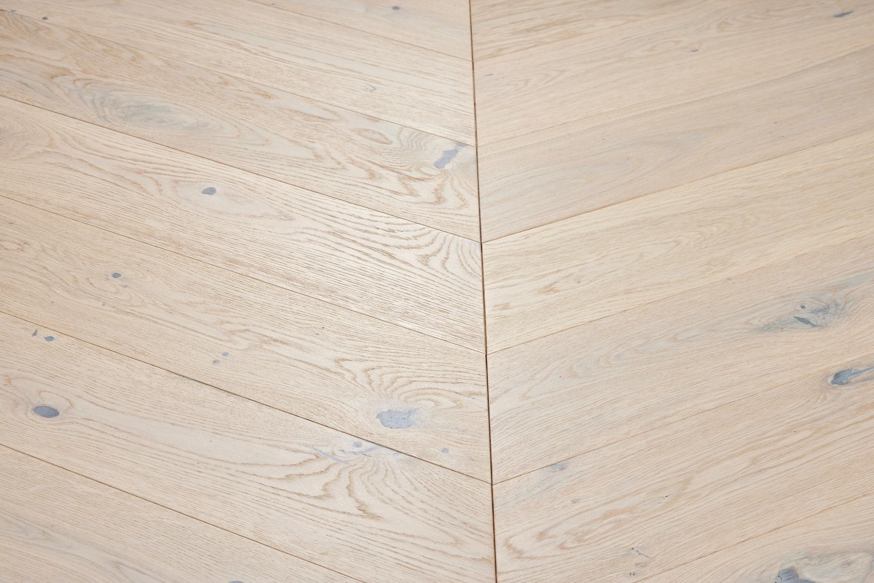 Chevron Vintage 60° Parkettboden, Dreischichtig Parkett, Eichenschicht 3,5 mm dick, Wasserfest, Massivdiele, Echtes Holz, Parketthölzer, Neu Weiß 14x164x800mm