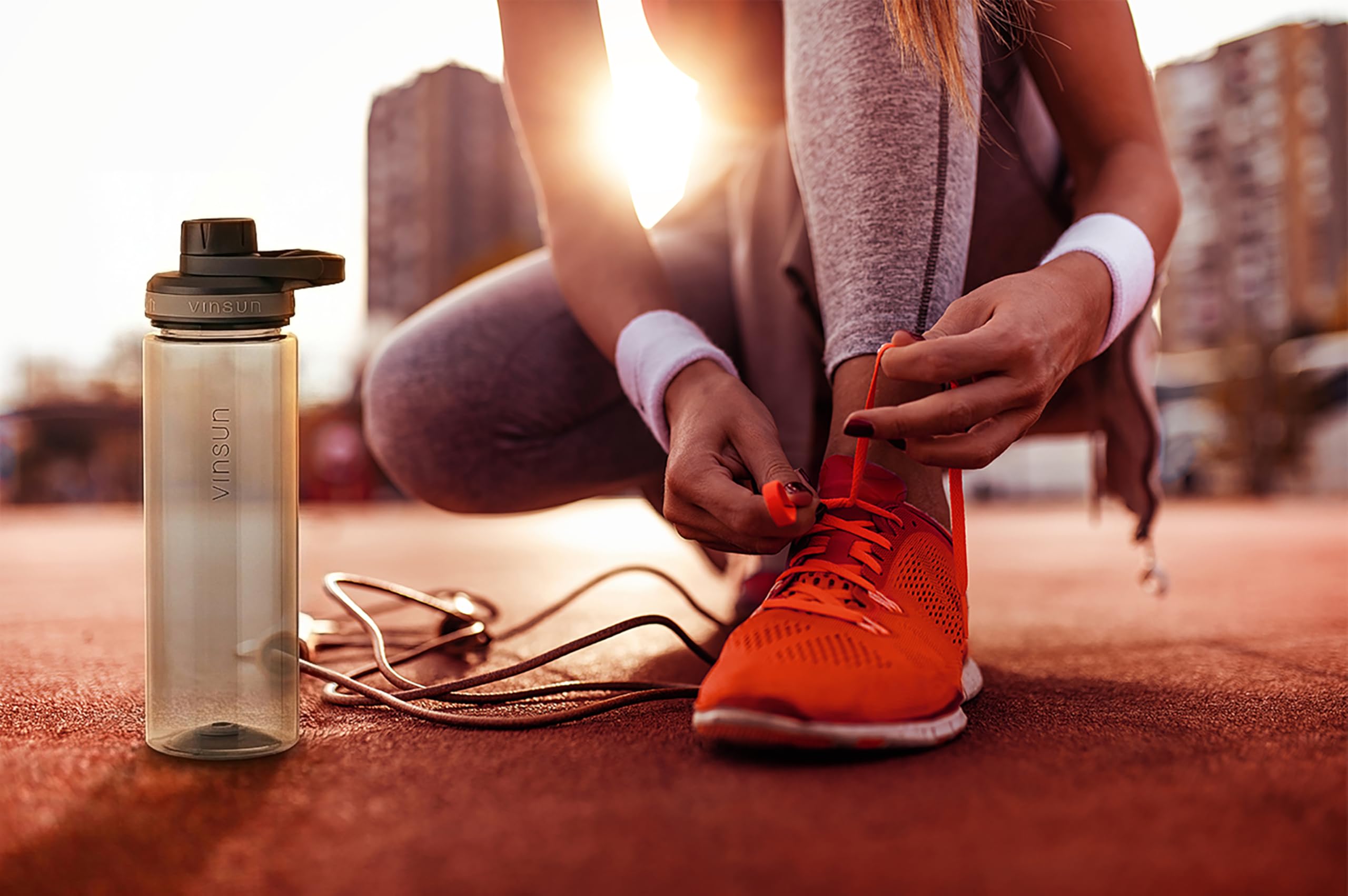 VINSUN Butelka na napoje, 750 ml, tritan, zabezpieczona przed wyciekiem, nadaje się do napojów gazowanych, bez BPA, lekka, smukła butelka na wodę do uprawiania sportu, szkoły, na uczelnię,