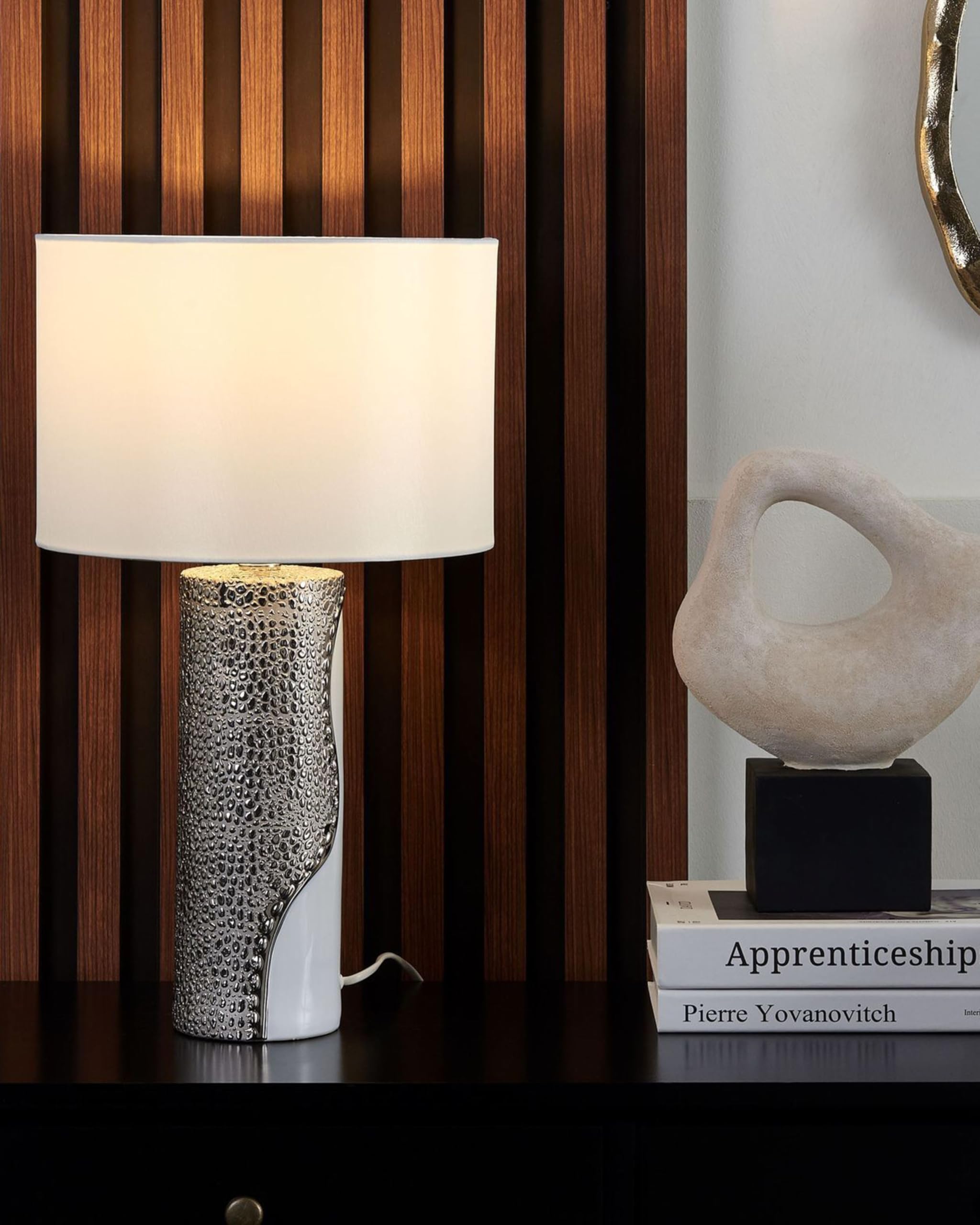 Beliani Tischlampe im Glamour Stil Kunstseide/Porzellan weiß/silber Aiken