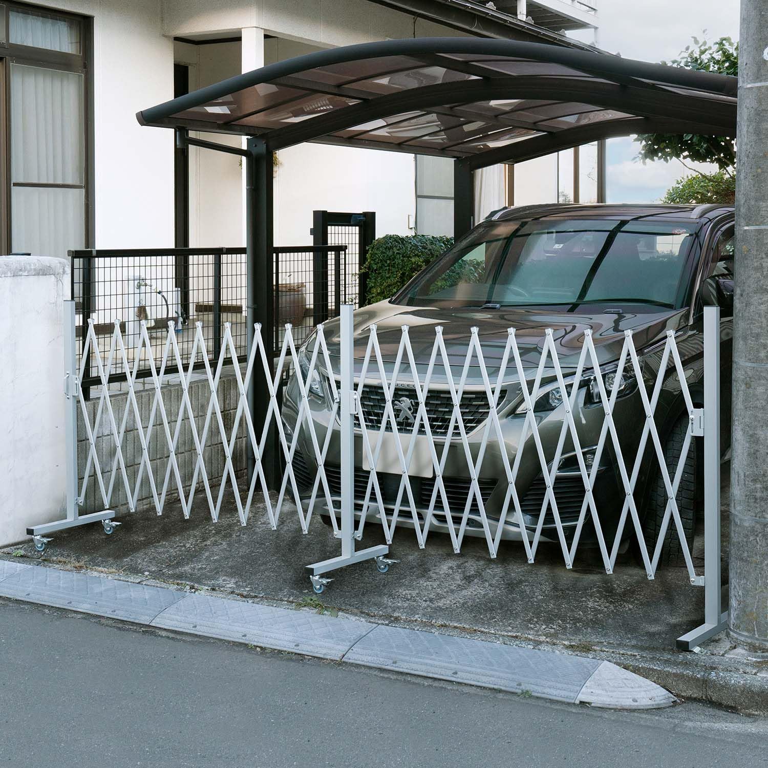 ワンモード アルミ伸縮フェンス 5m ブラウン / 61cm〜500cm 違法駐車 無断駐車 無断進入 対策 Amazon | ワンモード アルミ伸縮フェンス5m SSF500 幅61～500cm 庭や