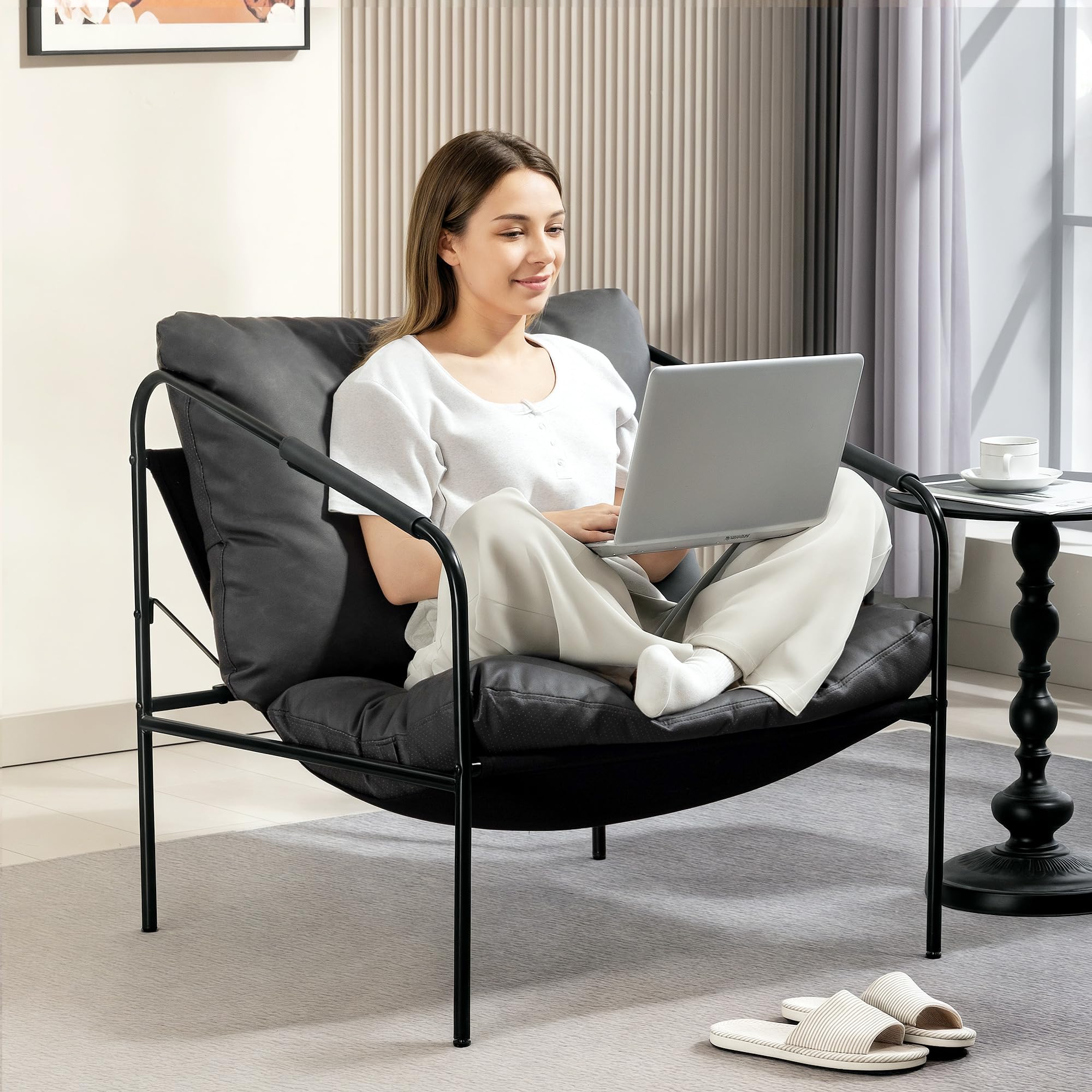 HOMCOM Poltrona da Salotto Imbottita Moderna, Poltroncina Camera da Letto con Cuscini Rimovibile, Braccioli e Telaio in Metallo, Poltrona Relax in Pelle PU per Soggiorno, 74.5x75x77 cm, Grigio Carbone