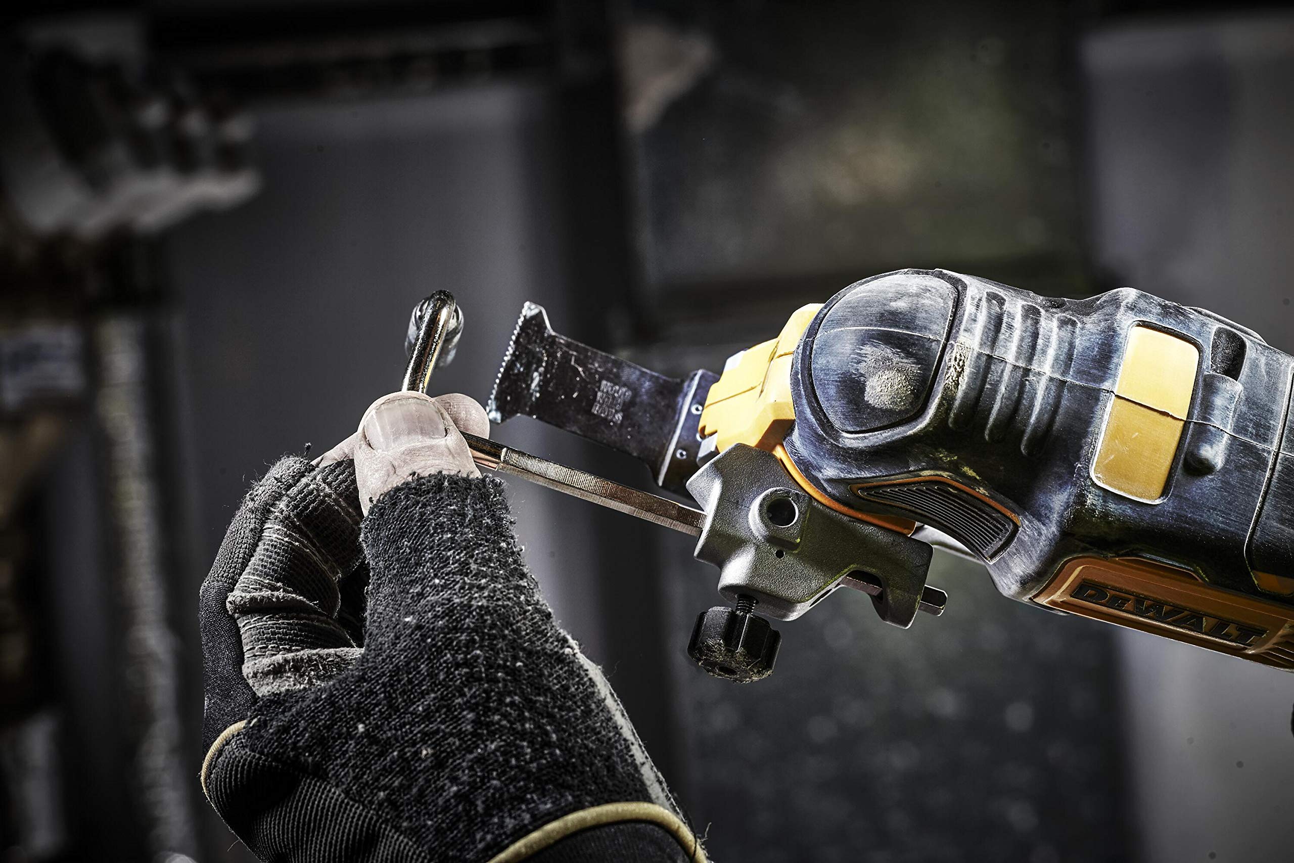 DeWalt Multi-Cutter Brushless - XR 18V - DCS355D2-QW - Multi-Cutter sans Fil en Coffret avec 2 Batteries, Chargeur et 32 Accessoires - Outil Idéal pour Découpe et Ponçage - 20000 orb/min Argenté