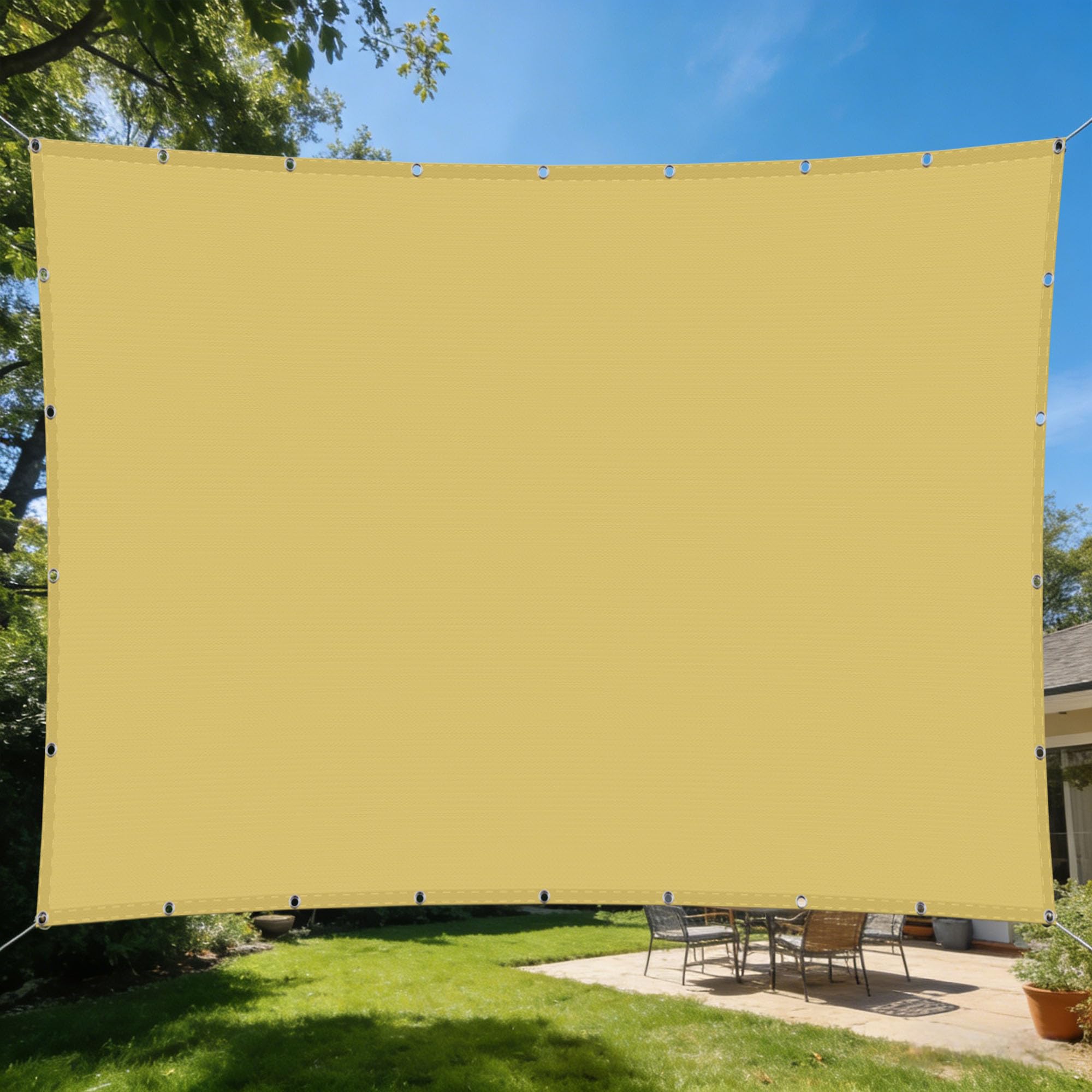 Voile d'ombrage rectangulaire contre la chaleur et la pluie sur petite terrasse jaune sable