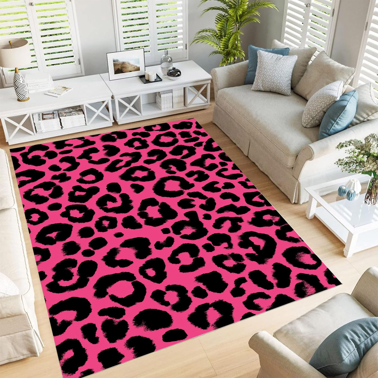Tapis punk léopard lavable fuchsia pour dire adieu aux taches dans le salon
