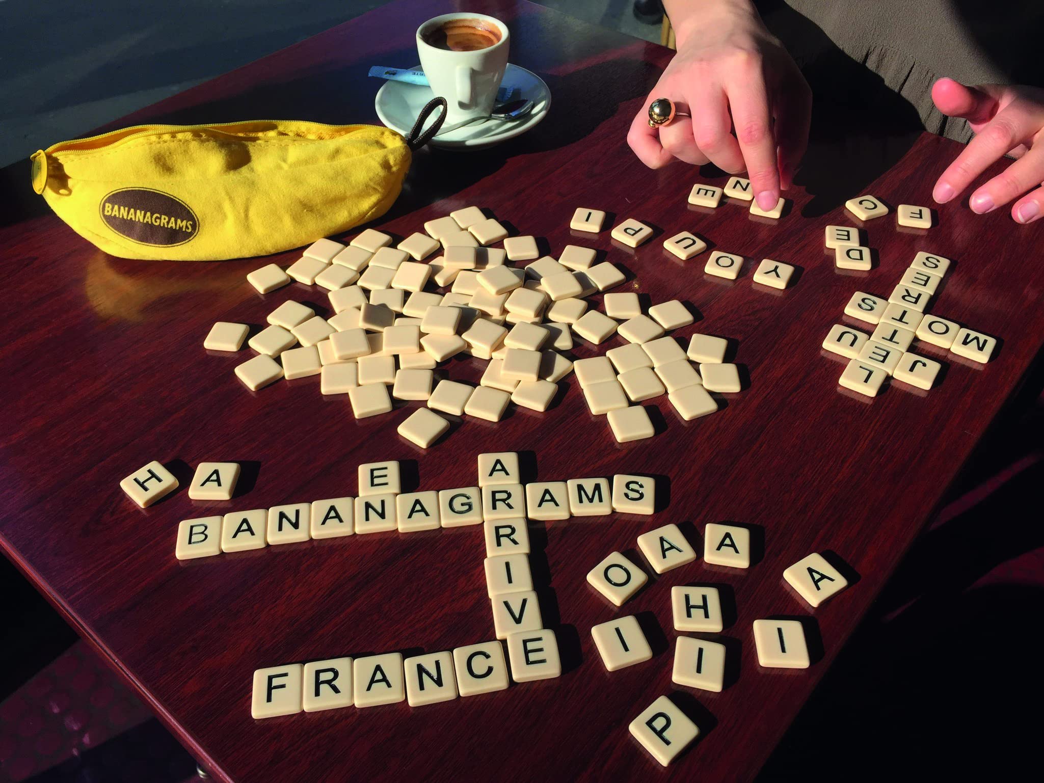 Bananagrams – Gioco Di Parole Veloce In Busta A Forma Di Banana, 144 Tessere, Età 7+