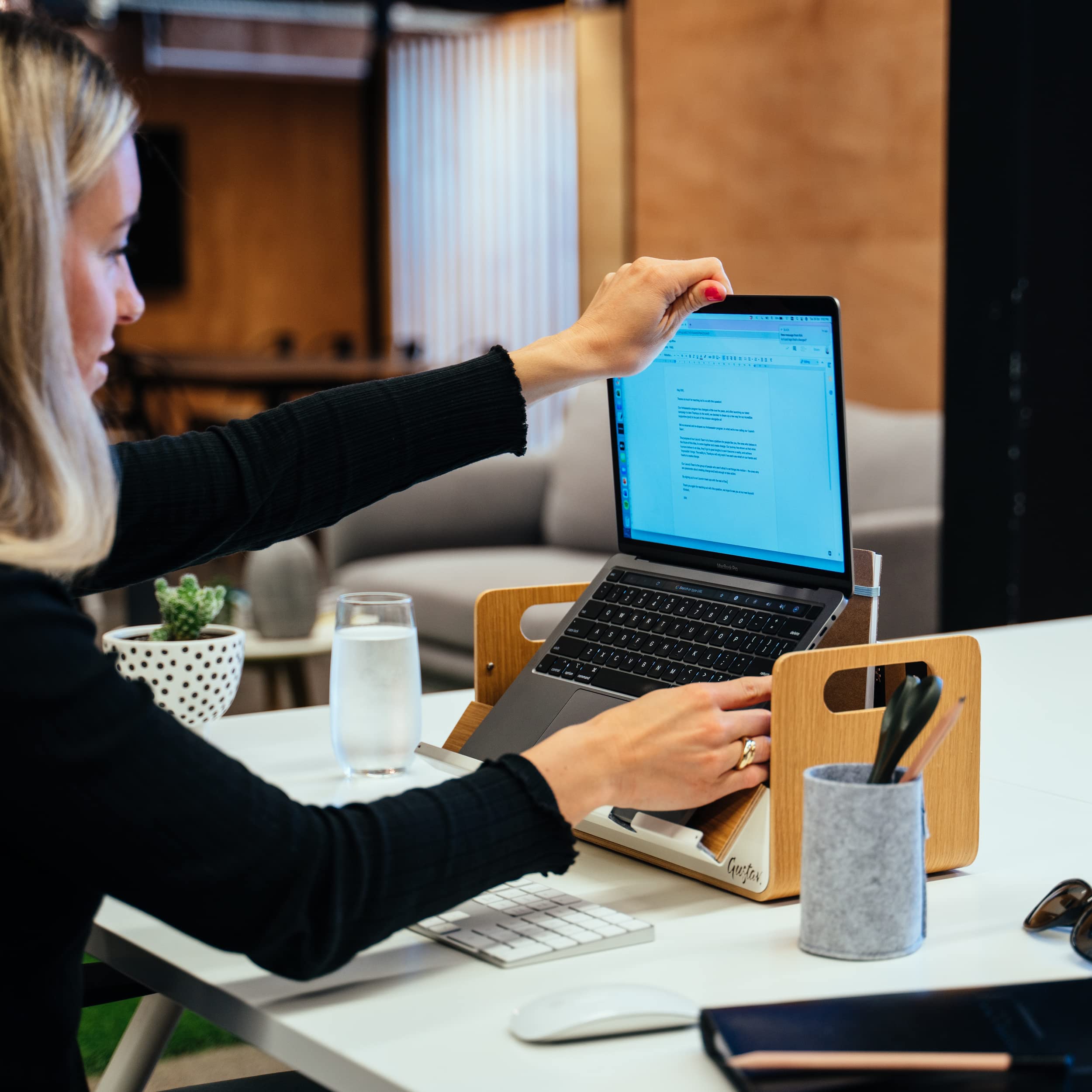 Gustav Original – Mobiler Laptopständer & Schreibtisch-Organizer aus Holz & Aluminium | Ergonomisch, tragbar, für Büro, Home-Office & Unternehmen (bis 15 Zoll)