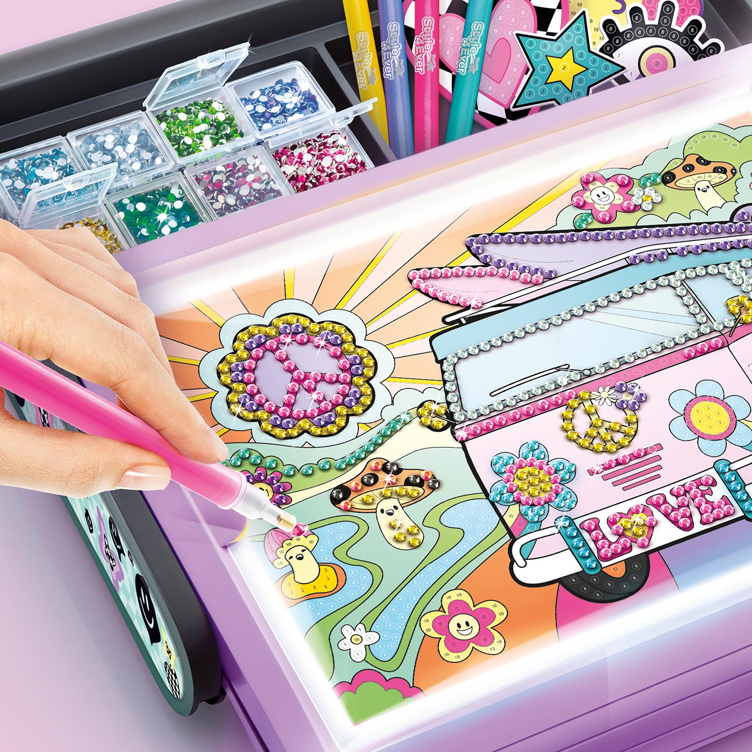 Canal Toys - Style 4Ever - Maletín LED de Arte con Diamantes | Pizarra Luminosa con Posters, Pegatinas de Diamantes, +3500 diamantes, Lápices de Colores - Diamond Art LED Case