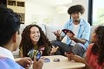 Jeu de cartes Mattel Games UNO Show ‘em No Mercy pour enfants, adultes et fêtes en famille & voyages avec cartes supplémentaires, règles spéciales et pénalités plus sévères