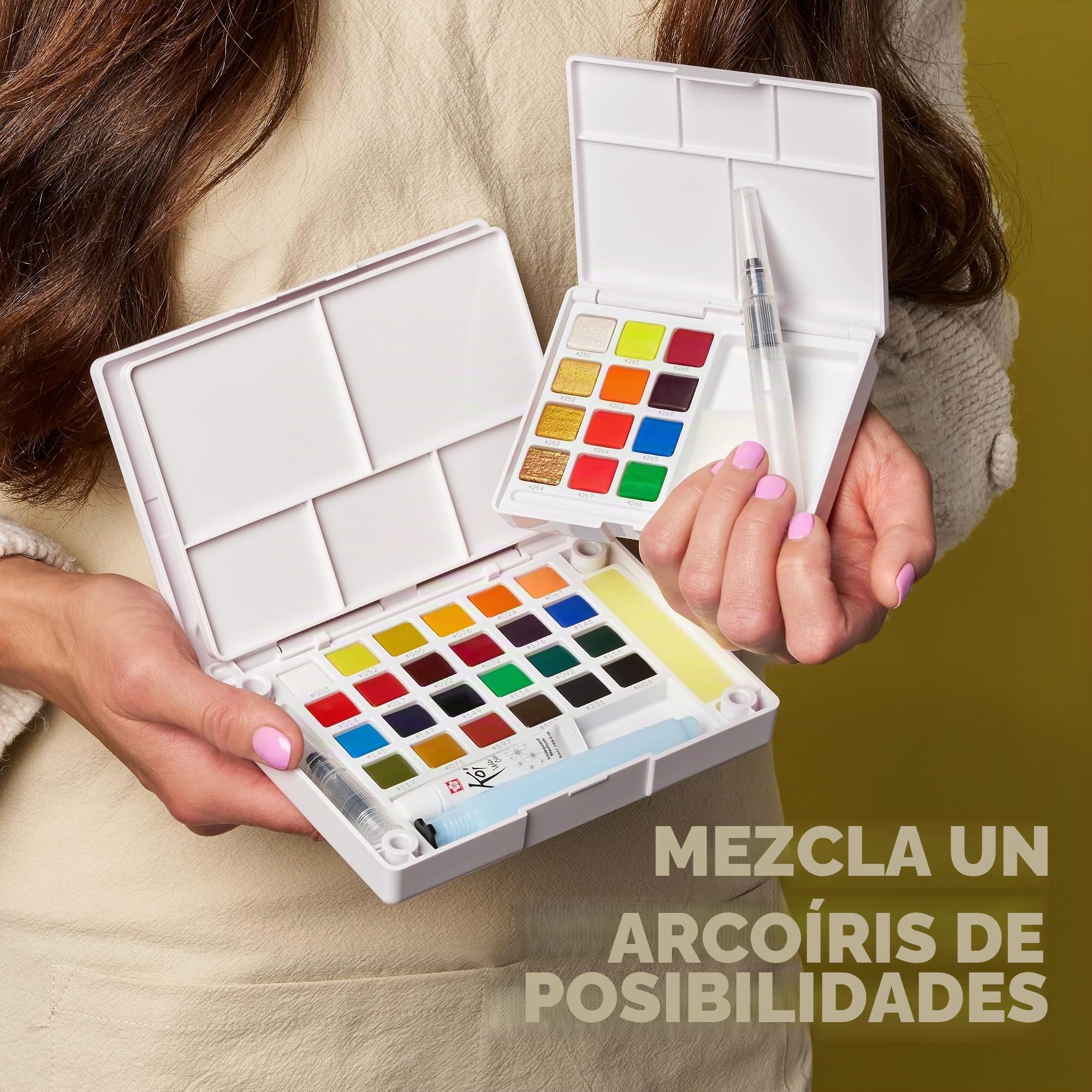 SAKURA Koi Acuarela Caja de Bolsillo con Medio Iridiscente | Set con 24 Colores, Paleta, Esponja y Pincel de Agua
