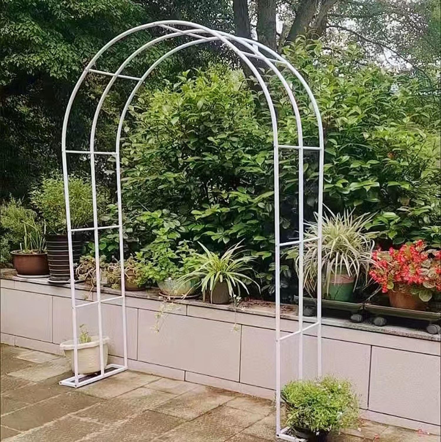 Arche de jardin pour rosiers grimpants résistant au vent grâce aux bases