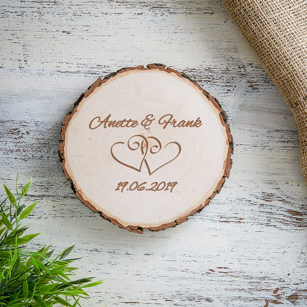 Casa Vivente - Coffret Cadeau - 2 Verres à vin Blanc et Tranche de Tronc d'arbre avec Gravure - Personnalisé avec [Noms] et [Date] - Motif Coeurs - Idée adeau pour Couple - Cadeau de Mariage