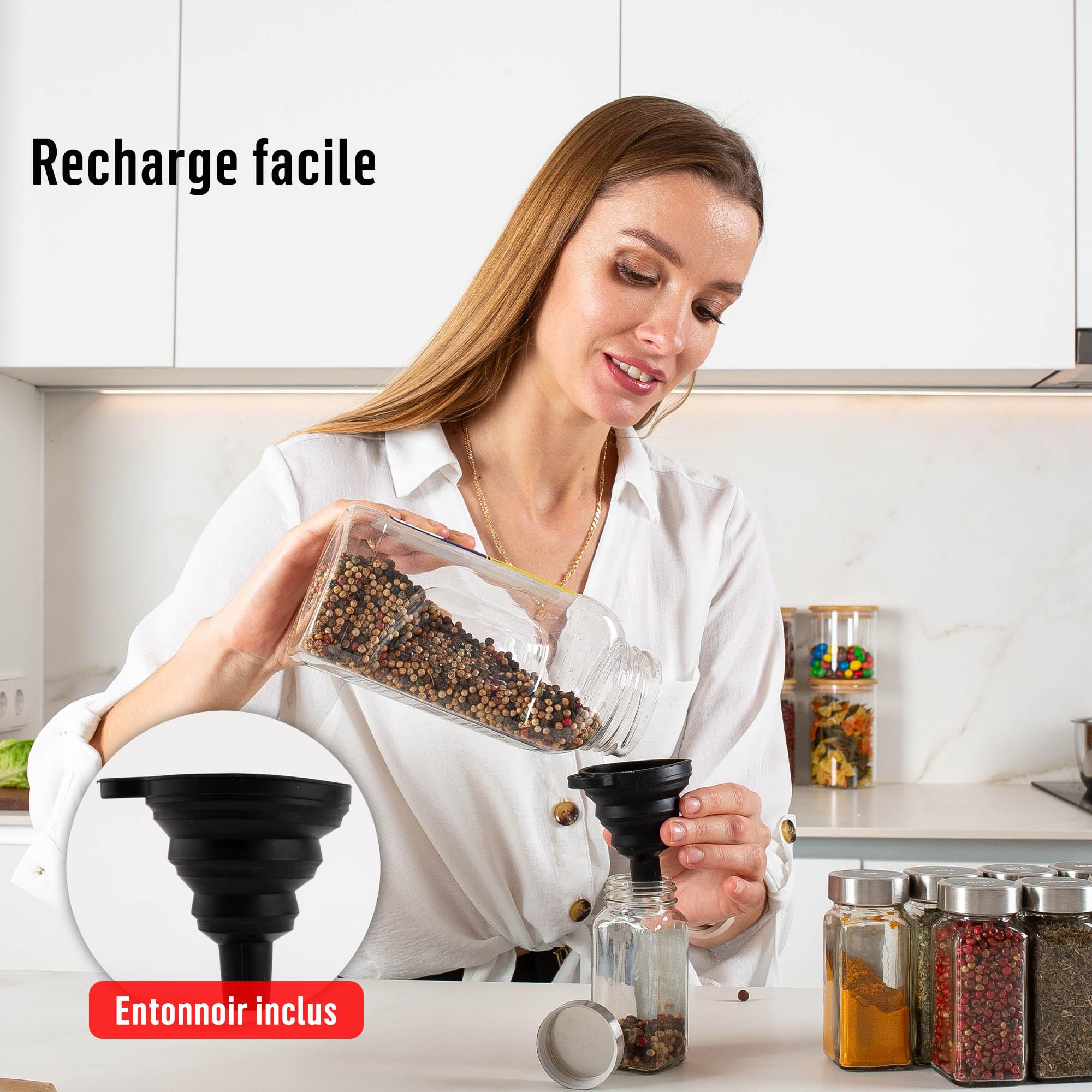 Deco haus® Lot de 36 Bocaux à Épices Carrés Hermétiques [avec Étiquettes & Saupoudreur] - Bocaux en Verre - Pot a Epices en Verre et Bois, Spice Jars - Récipients d'Épices - Pot à Epices
