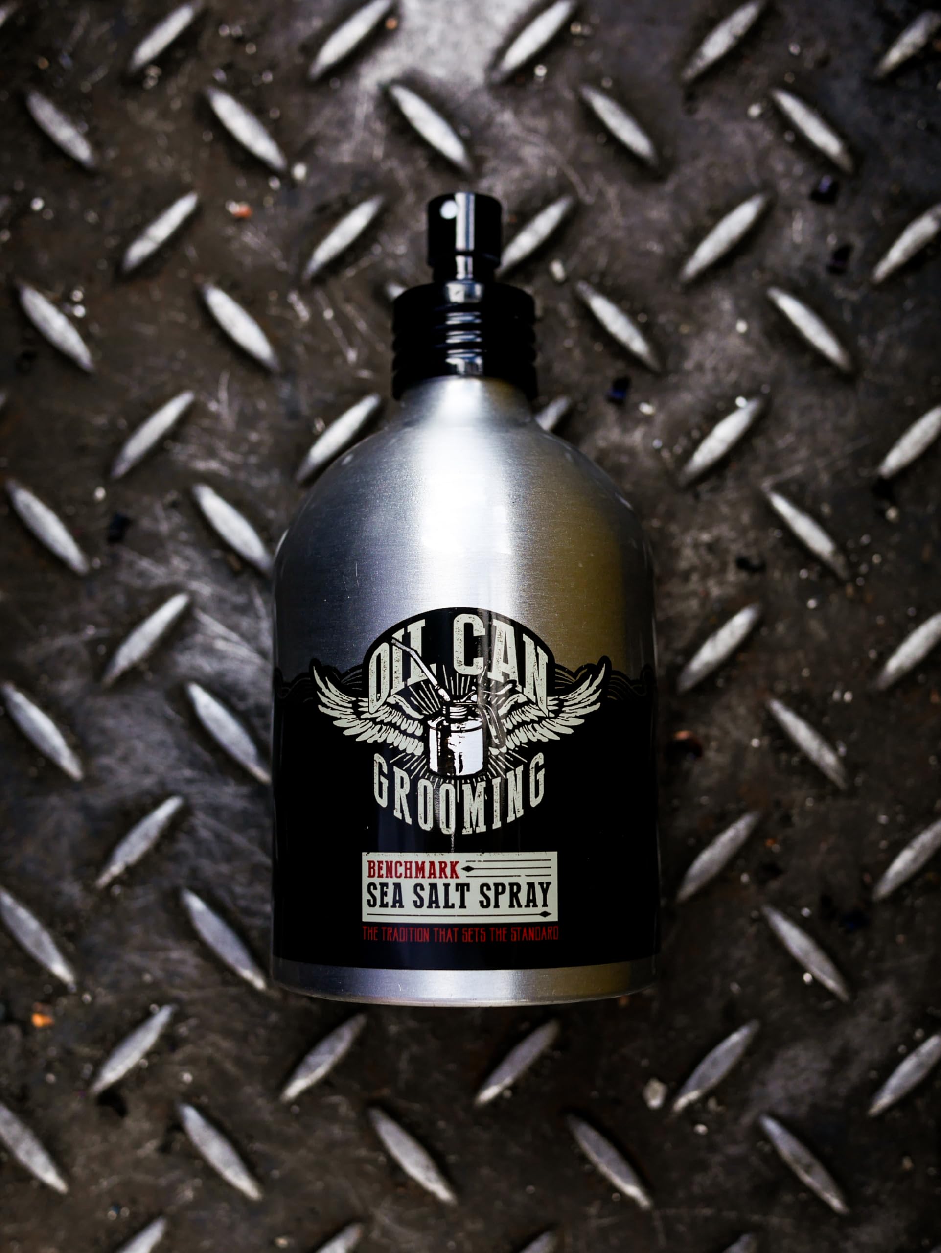 Oil Can Grooming Benchmark Spray z solą morską - spray do teksturowania dla objętości, matowy i lekki chwyt - wstępna stylizacja i efekt "powrotu z plaży" - 200 ml