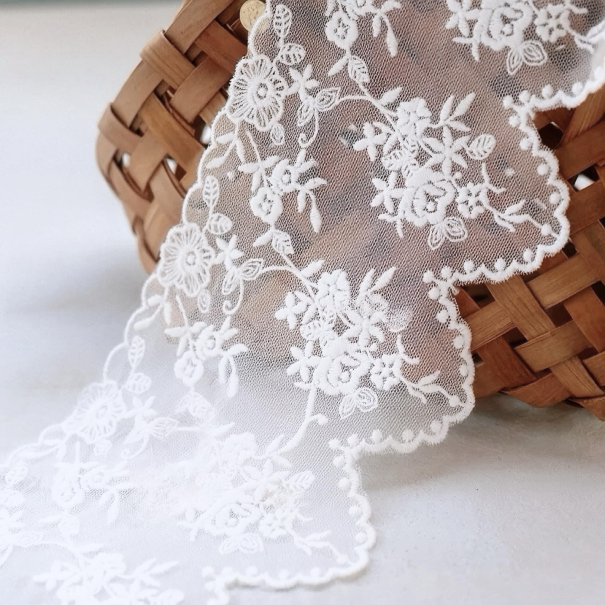 Weißes Spitzenband, breite Stickerei, florales Nähen, Spitzenborte für Bastelarbeiten, Nähen, Hochzeit/Brautdekoration, Heimdekoration, Verpackung, 4,5 m