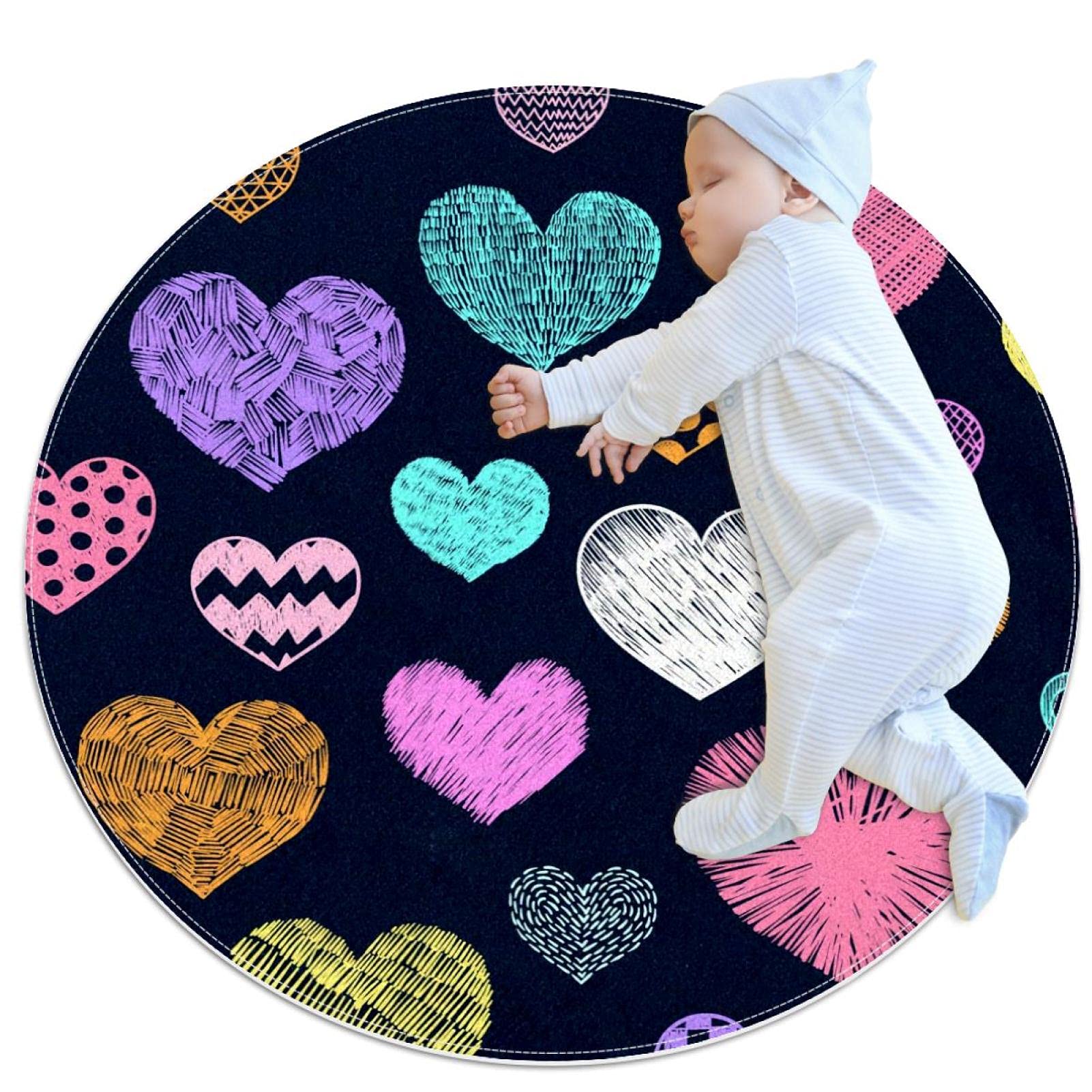 Tapis motif de gribouillis rond JDEZ pour créer un coin lecture cosy dans le salon