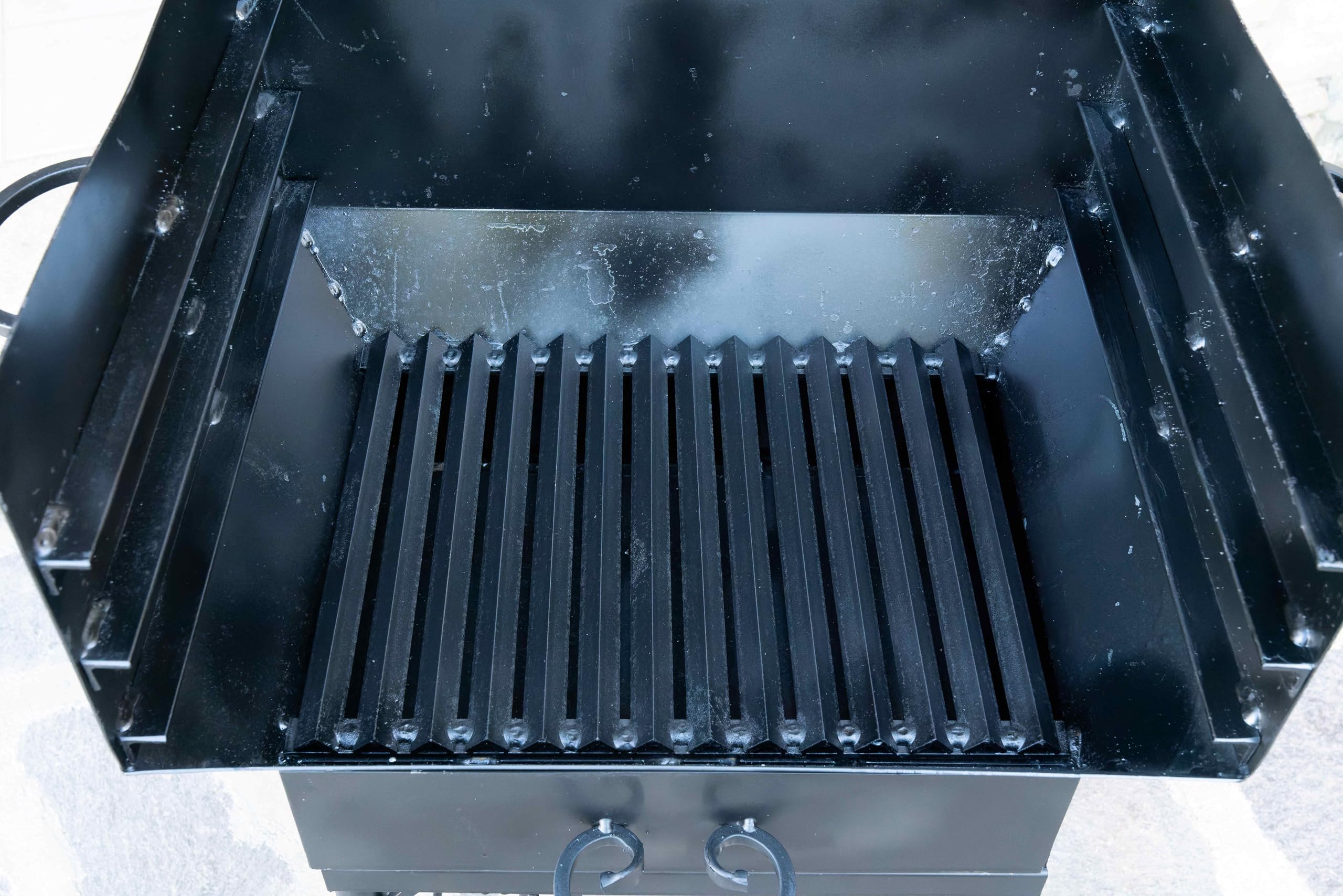 barbecue in ferro pesante a legna e carbonella con griglia regolabile in altezza molto robusto