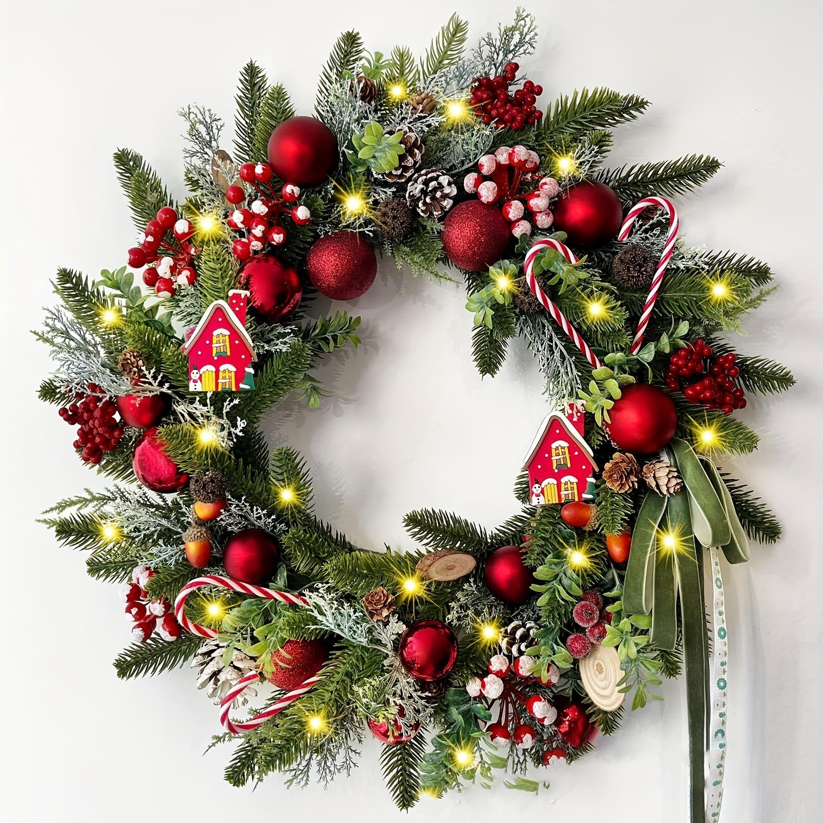 Corona artificial de Navidad para puerta con guirnalda de hoja perenne, adornos de bastón de caramelo, piñas, bayas y lazos para decoración de pared interior y exterior