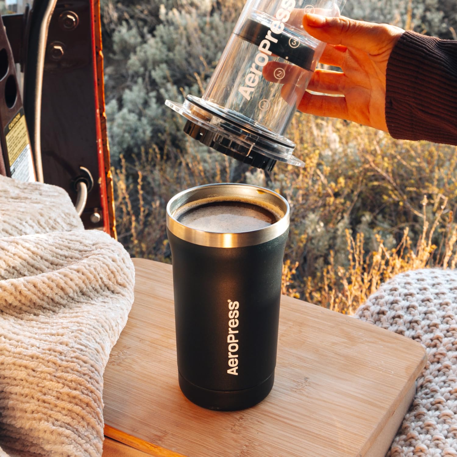 AeroPress Go Plus cafetera portátil pequeña, ideal para viajes, camping y oficina, prensa francesa todo en uno, cafetera manual estilo espresso y pour-over, preparación en 2 min, Negro