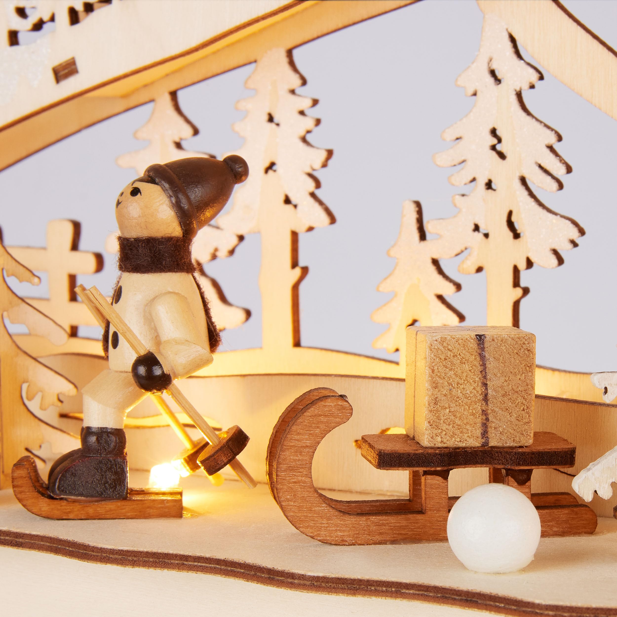 BRUBAKER 3D Lichterbogen - LED Schwibbogen - Schlittenfahrt im Wald - Weihnachtsbeleuchtung aus Holz Natur - 22 x 32 x 9 cm - Handbemalte Figuren - Weihnachtsdeko für Tisch & Fenster