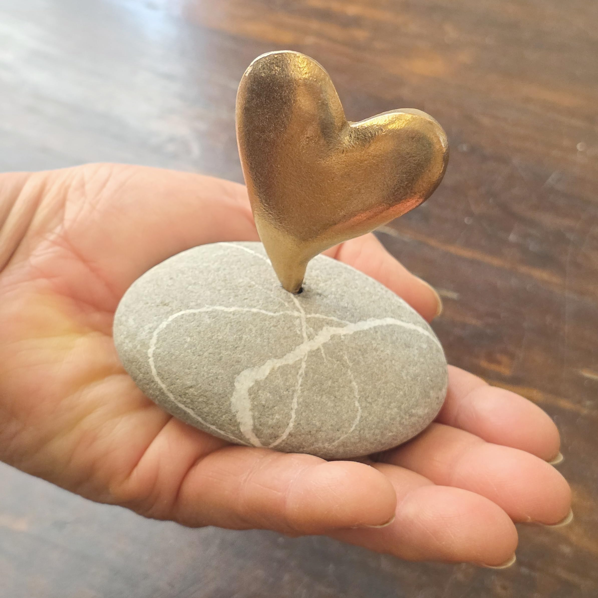 Herzmensch Edles Herz aus Bronze Gold auf echtem Donau-Flussstein ca. 9 x 9 cm - Geschenk für die Liebe, Deko zur Hochzeit, wetterfester Grabschmuck