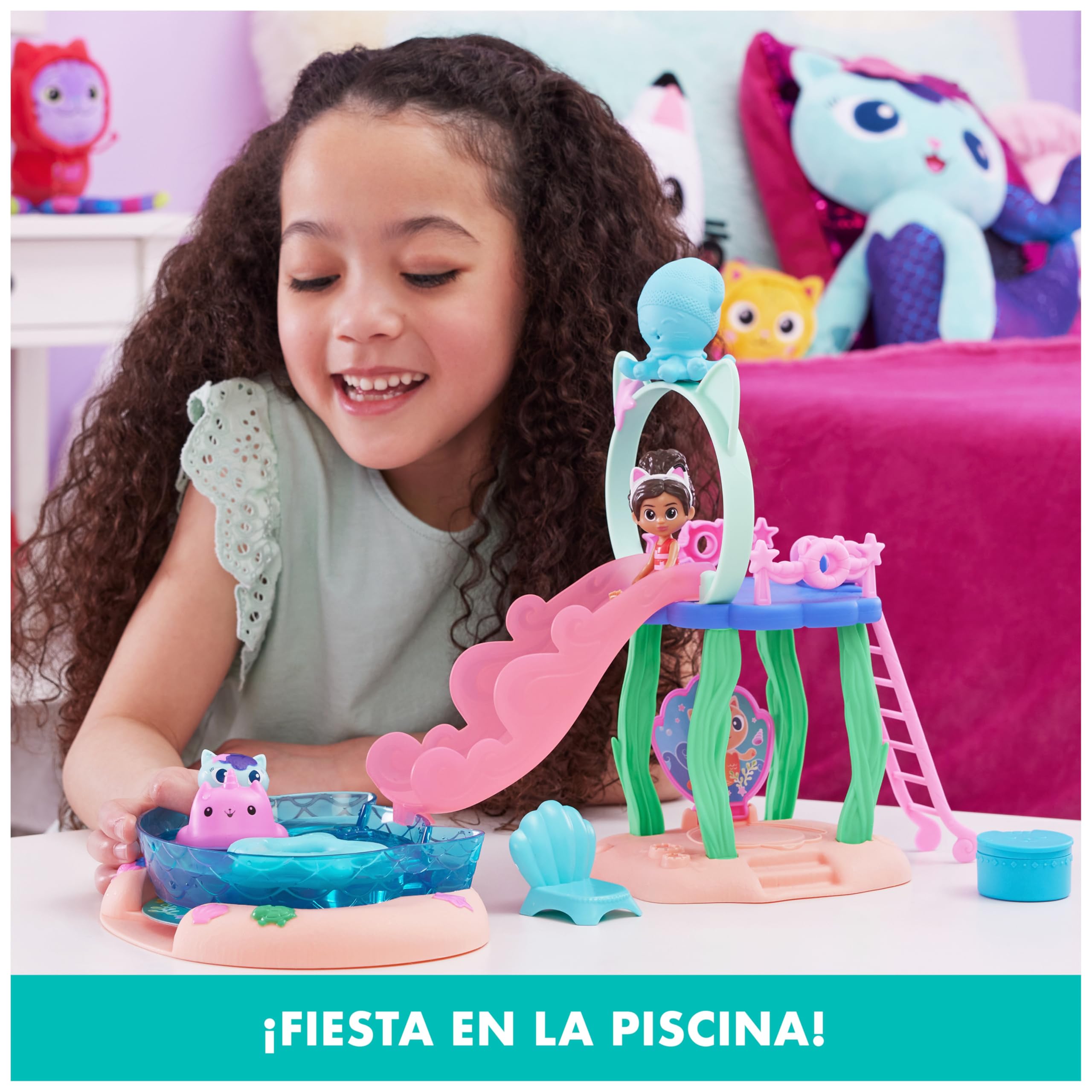 LA CASA DE MUÑECAS DE GABBY - Piscina con Figura de Gabby y Siregata, Colas de Sirena que Cambian de Color y Accesorios de Piscina - 6067878 - Juguetes Niñas 3 Años + Regalo Niña 3 años +