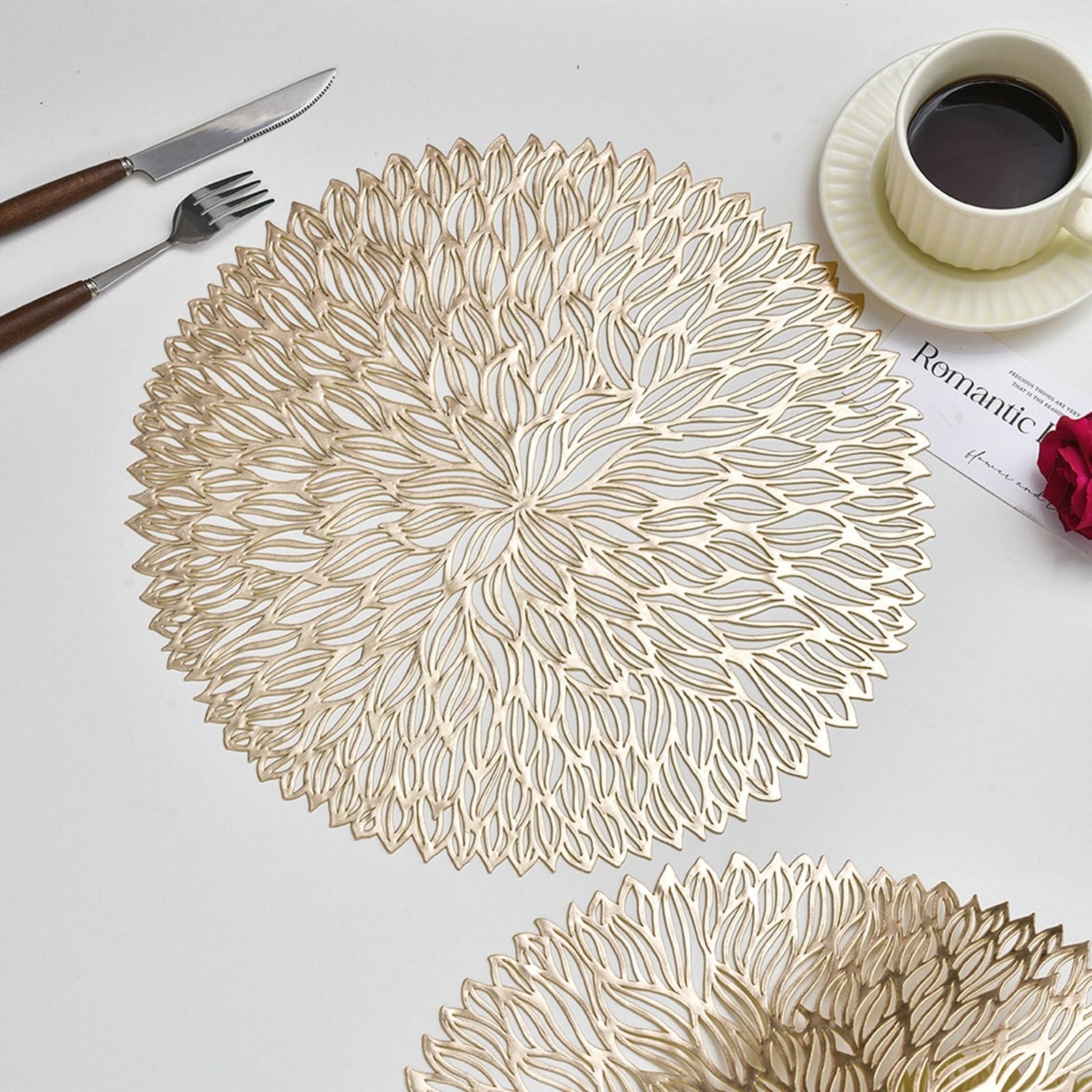 Beydodo Set di 10 tovagliette all'americana in PVC da 38,1 cm, lavabili, a forma di fiore, color oro