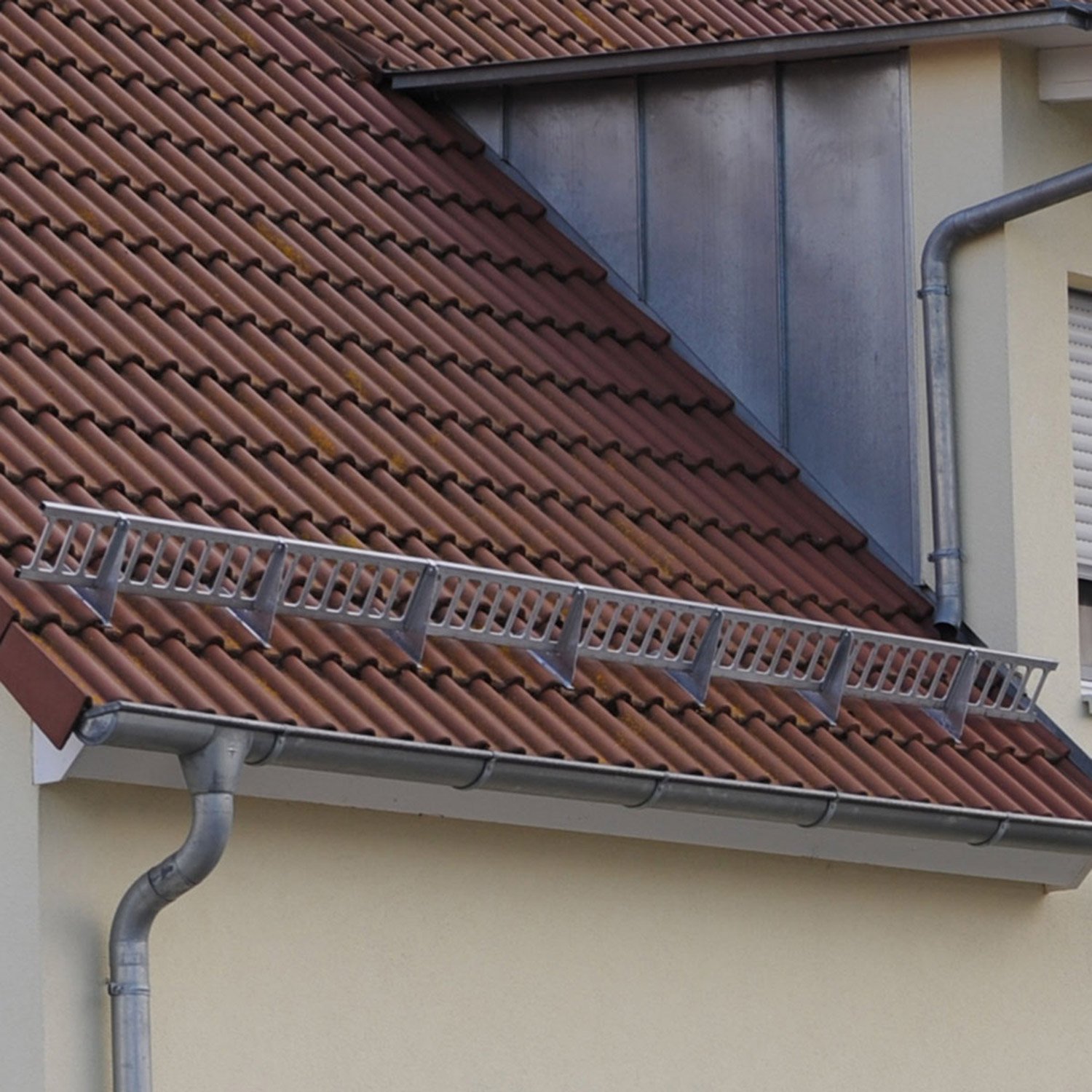 Schneefanggitter Rot 1,5 m, 7-teiliges Set inkl. Auflageschutz, Made in Germany, 233 kg pro Meter stark, universales Schneefangsystem, blitzschnell montiert