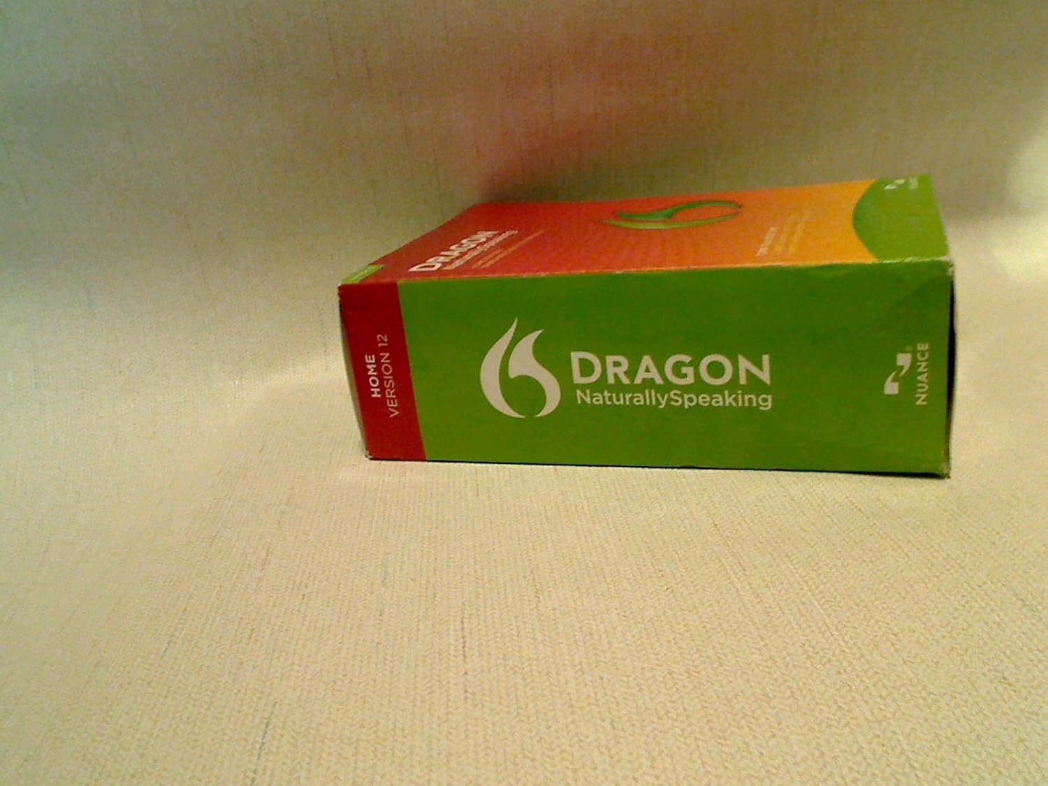 Iš viršaus į apačią view of the Dragon NaturallySpeaking Home 12.0 software box, showing the top and side panels.