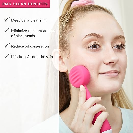 Equipped with SonicGlow vibration technology, the PMD Clean delivers 7,000 vibrations per minute. This powerful and gentle vibration enables the device to deep cleanse the skin by breaking up impurities and unclogging pores. The SonicGlow technology ensures a more effective cleansing compared to manual methods, helping to achieve a clearer complexion.