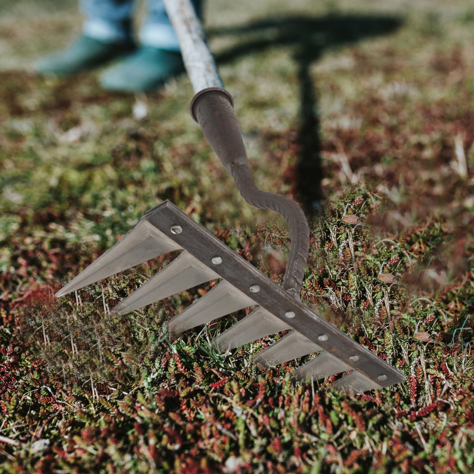 Multizinken Handrechen aus Stahl für Bodenpflege und Gartenarbeit