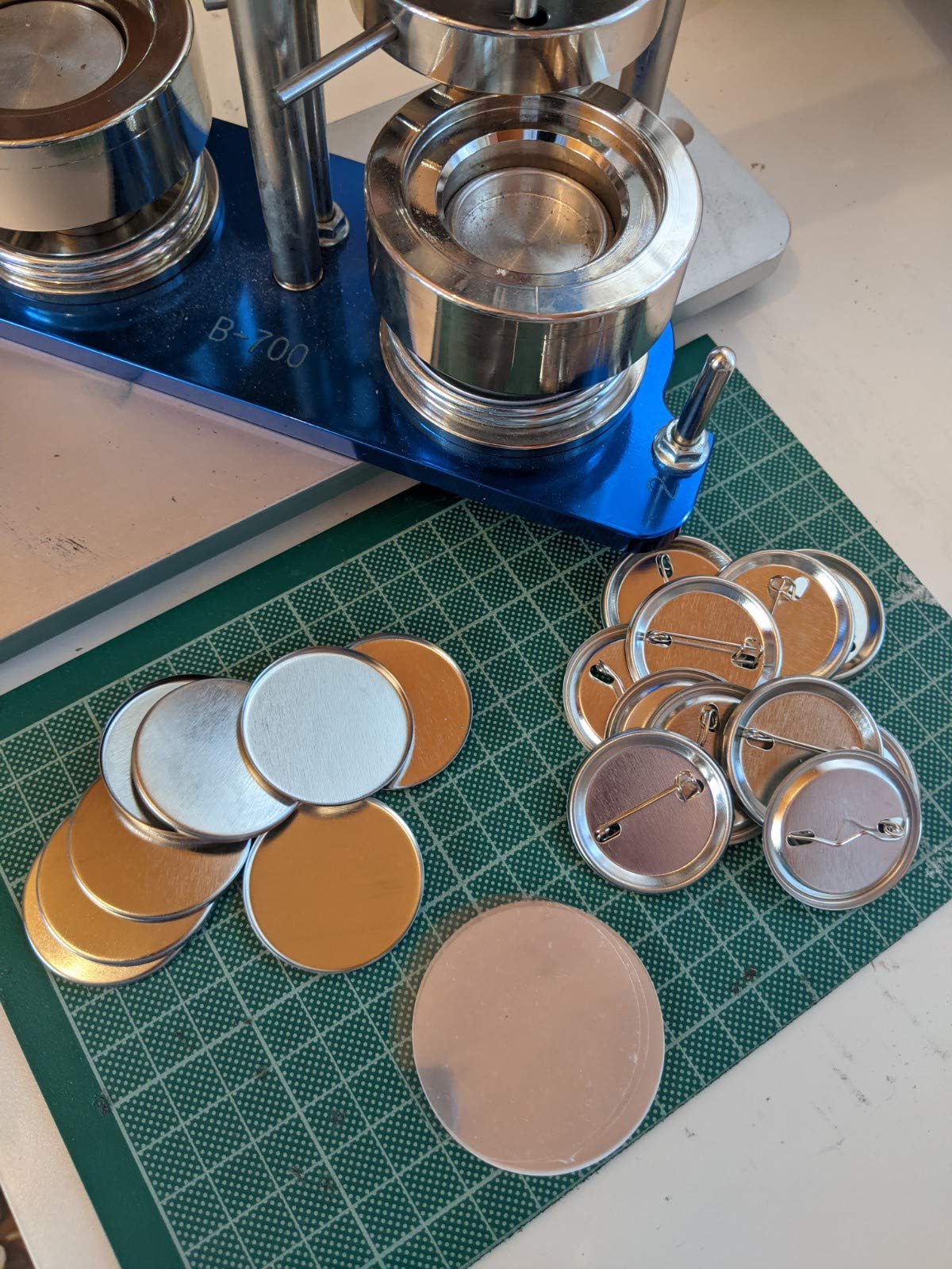 100 Consumibles Chapas para Hacer con Alfiler 38 mm y Plástico Protector para Máquinas B150 F300 B500 B700