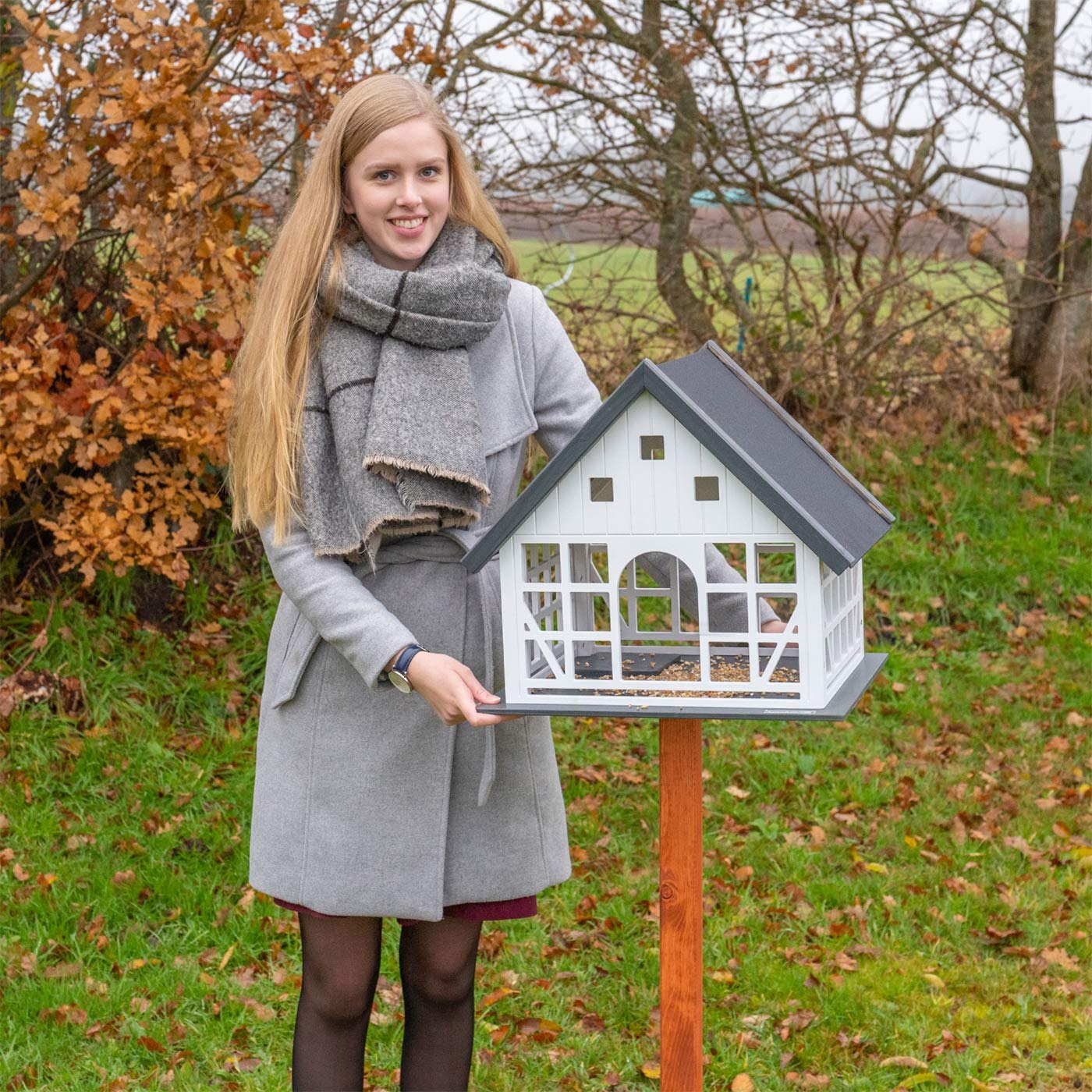 VOSS.garden Vogelhaus Belau weiß Fachwerk mit Metalldach Fachwerkstil mit Bodenluke Vogelfutterhaus Vogel Futterhaus Vögel ohne Ständer Garten Futterstation Vogelfutterstation