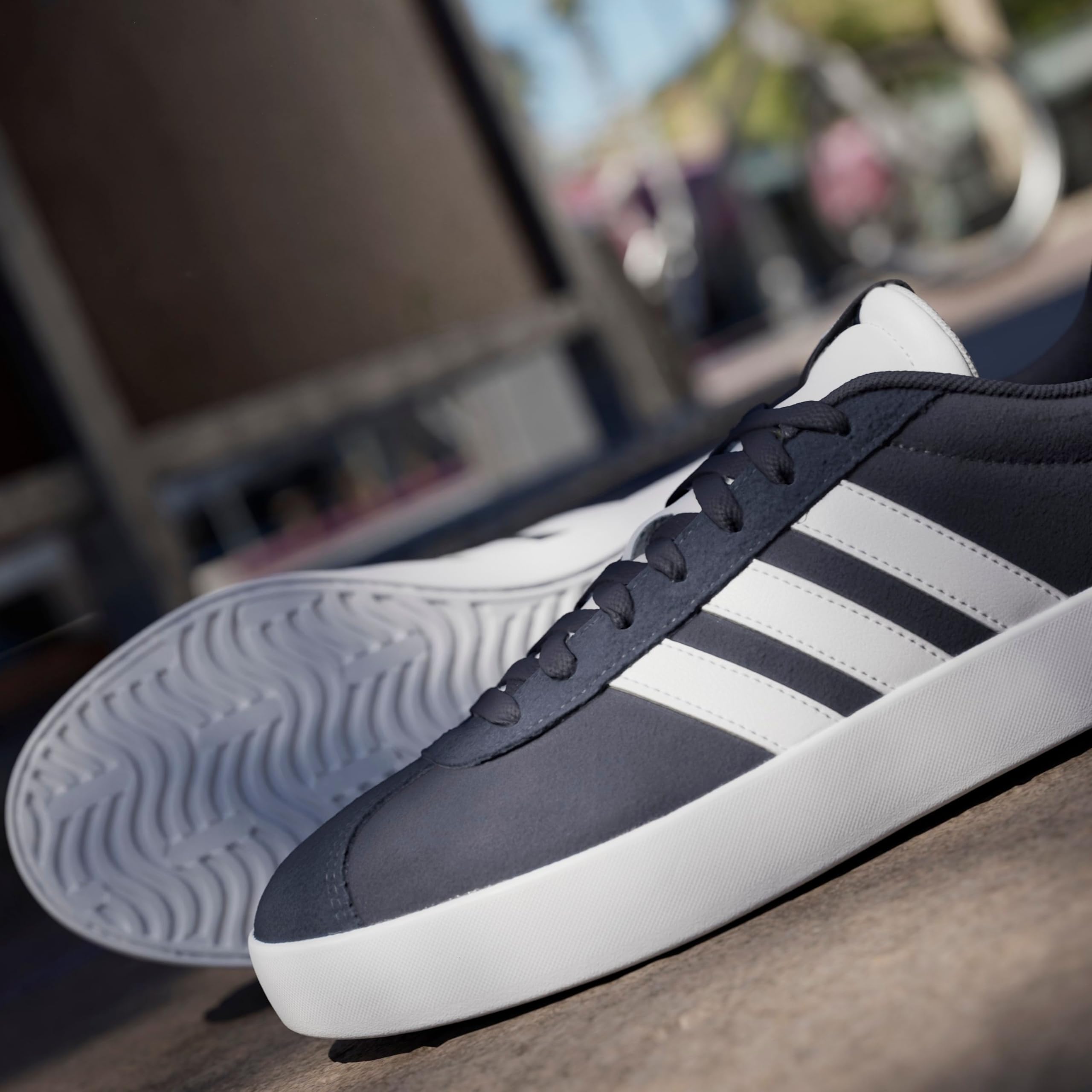 Visiter la boutique adidas adidas Men's Chaussure VL Court 3.0 in use