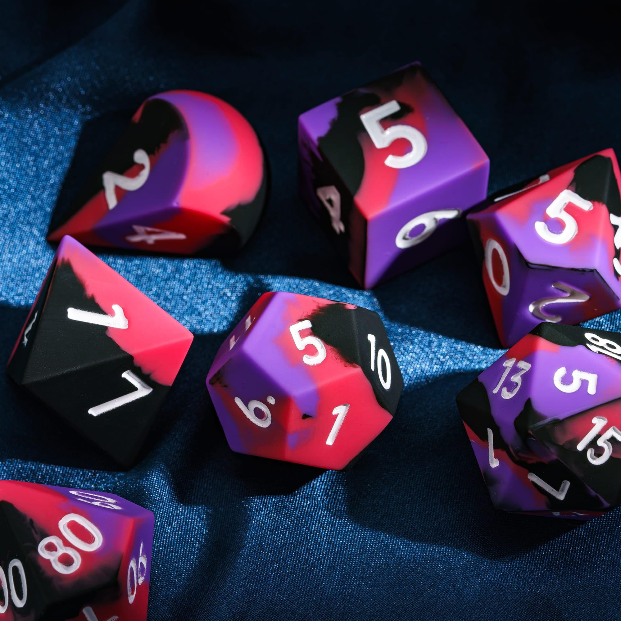 Set di 7 dadi jumbo in silicone per DND, 25 mm, con bordi rotondi, morbidi e perfetti, per giochi di ruolo di D&D, bar, pub, club, aule, feste (viola, nero, rosso)