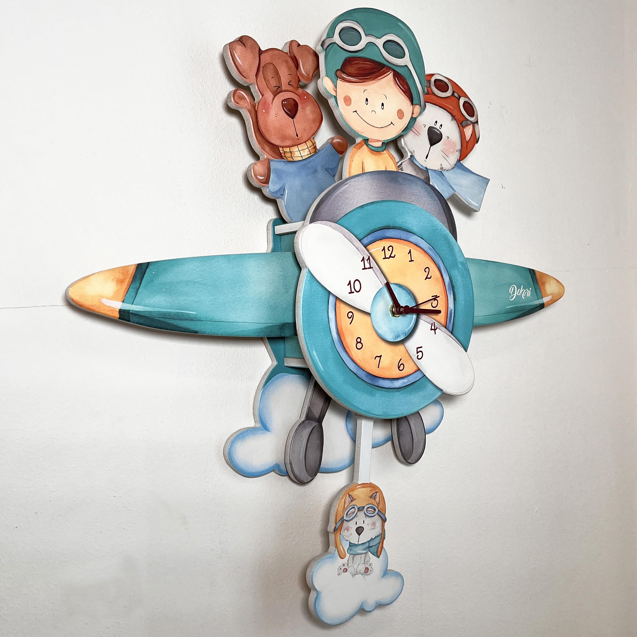 DEKORI Orologio da parete a pendolo bambini in legno – Aeroplano con aviatore e cagnolini – Silenzioso, decorazione cameretta, podotto artigianale, fatto a mano, Made in Italy
