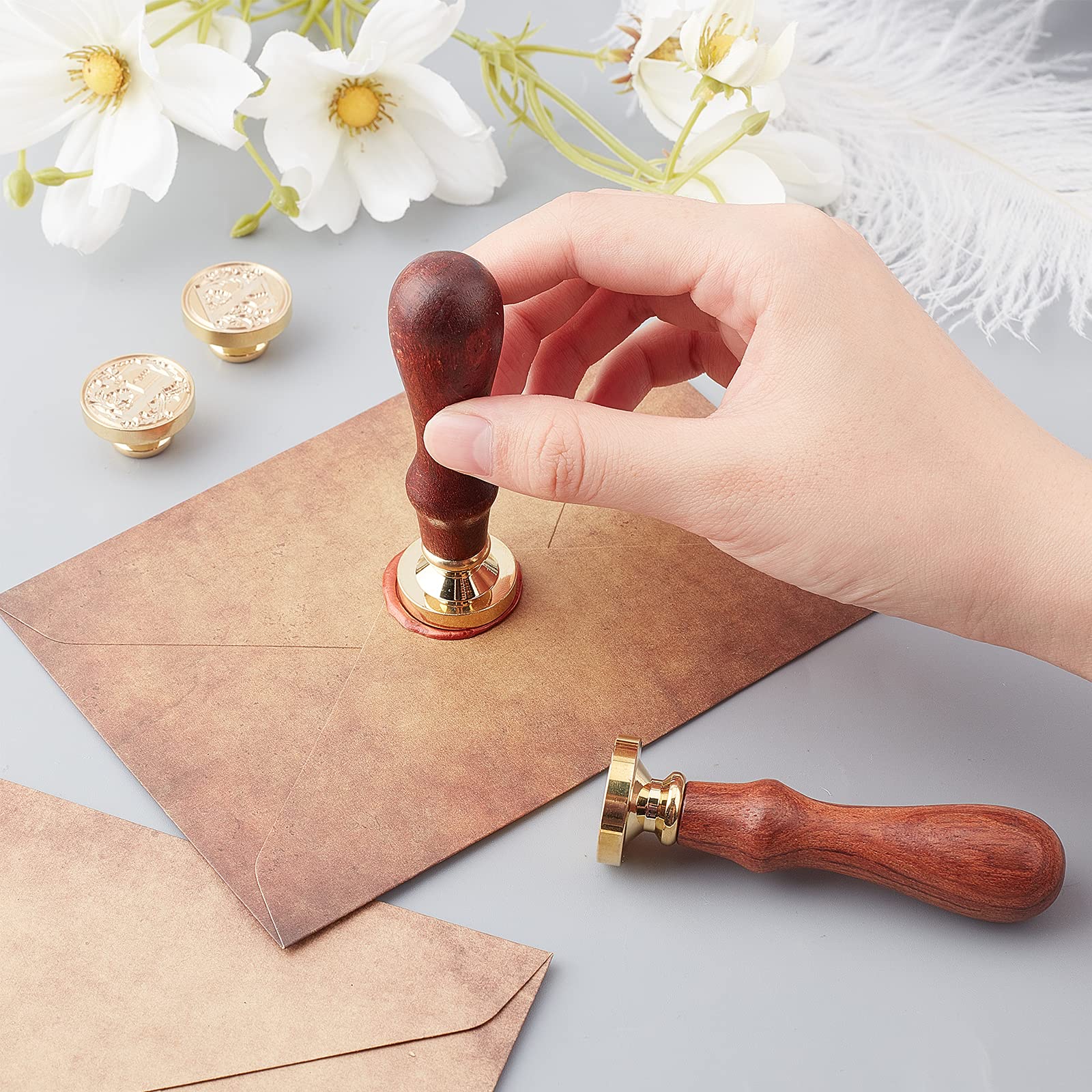 CRASPIRE Set di Timbri per Ceralacca con Iniziali Dell'Alfabeto, 26 Lettere AZ Sigillo di Cera Teste di Timbro con 2 Pezzi Manico in Legno per Inviti di Nozze Buste Carte Decorazione Regalo