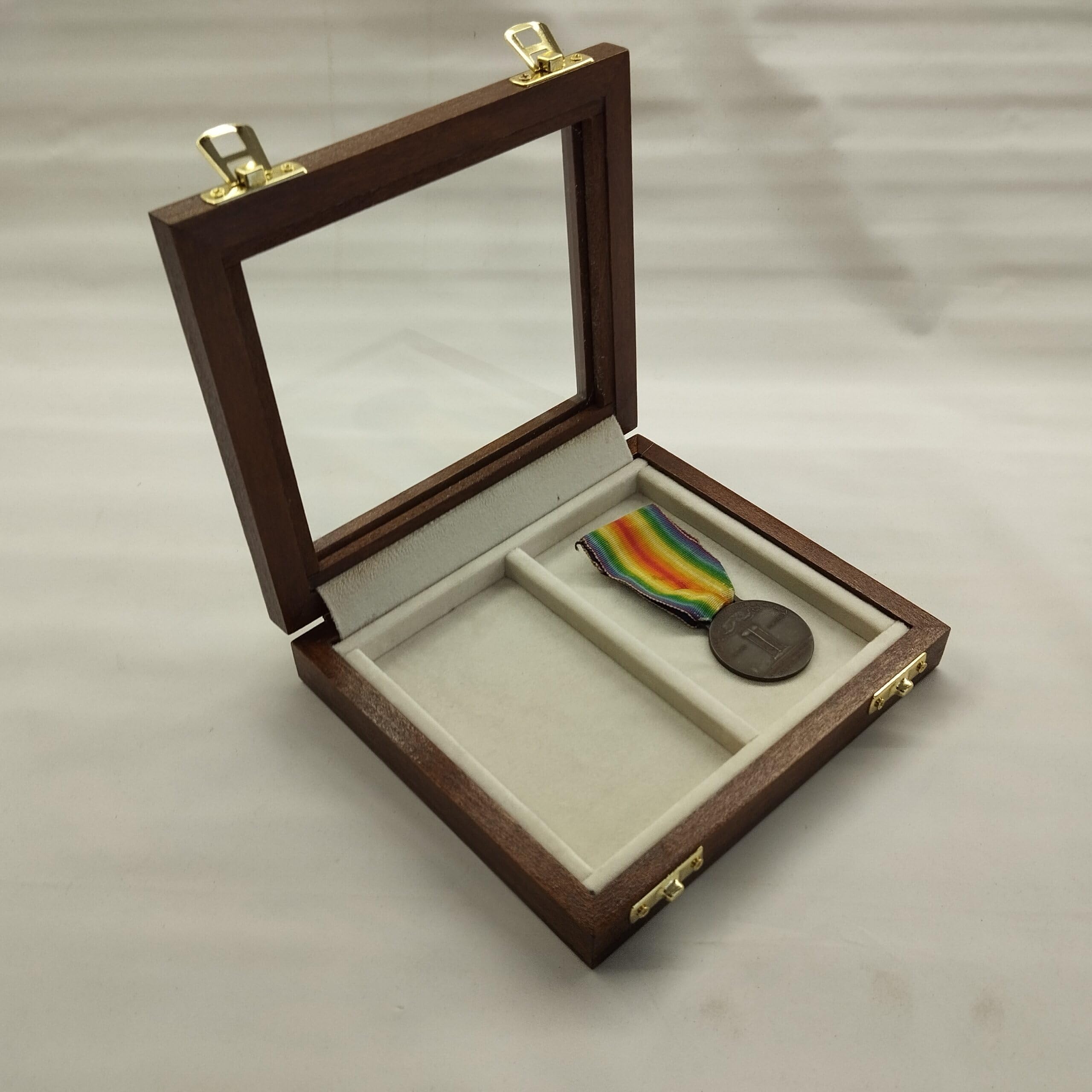 Vitrine à Médailles en Bois avec Support pour Ruban – Coffret Artisanal de Présentation pour Médailles, Décorations et Distinctions Militaires