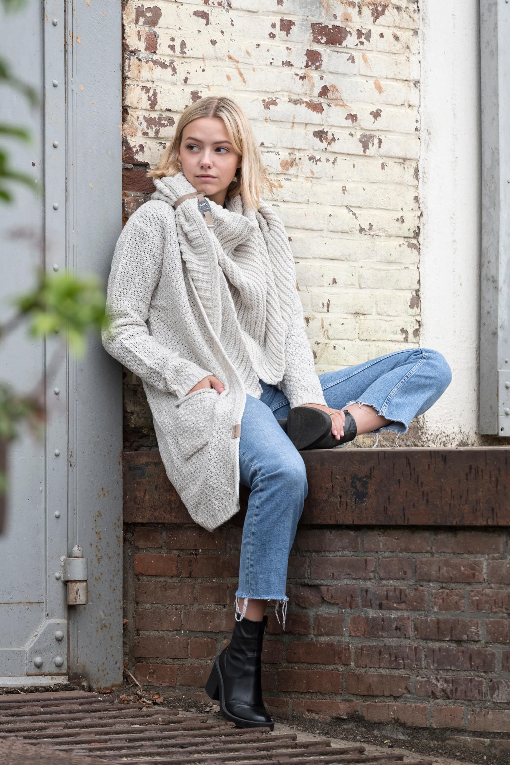 KNIT FACTORY - Demy Dreiecksschal - Damen Strickschal mit Wolle - Winterschal - Herbst & Winter Essentials - Winter Dreieckstuch - Tuch Schal für Winter - Hochwertige Qualität - 190x85 cm