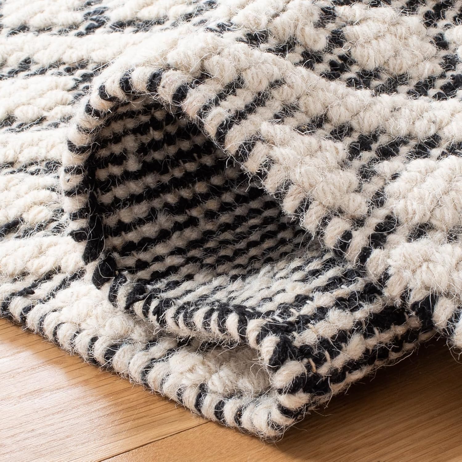 SAFAVIEH Natura Collection 2' x 3' Ivory / Black NAT357A Handmade Boho Tassel Wool Entryway Living Room Foyer Bedroom Accent Rug
