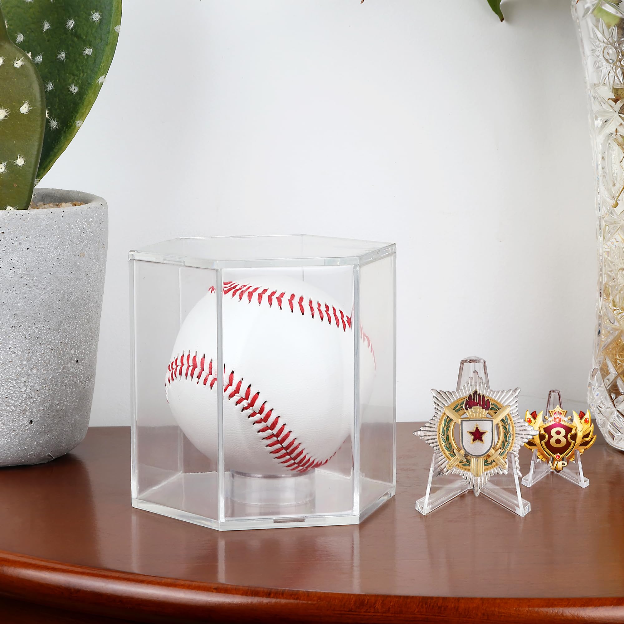Vitrina hexagonal de acrílico transparente, protección UV, resistente al polvo para béisbol, pelotas de tenis, monedas, hermética con cierre sin costuras y soportes versátiles con 1 pelota y 2