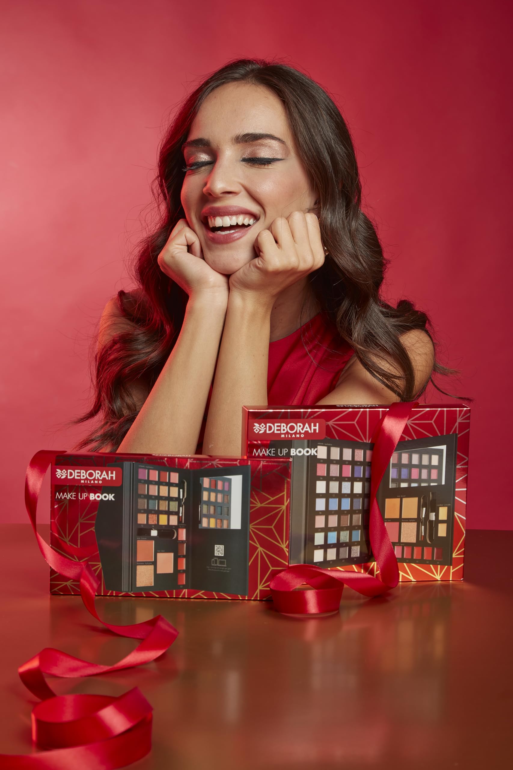 Deborah Milan Trousse cadeau pour femme, livre de maquillage, volume 3 tons froids, comprend des palettes de fard à paupières, brillant, rouge à lèvres et poudres pour le visage de différentes