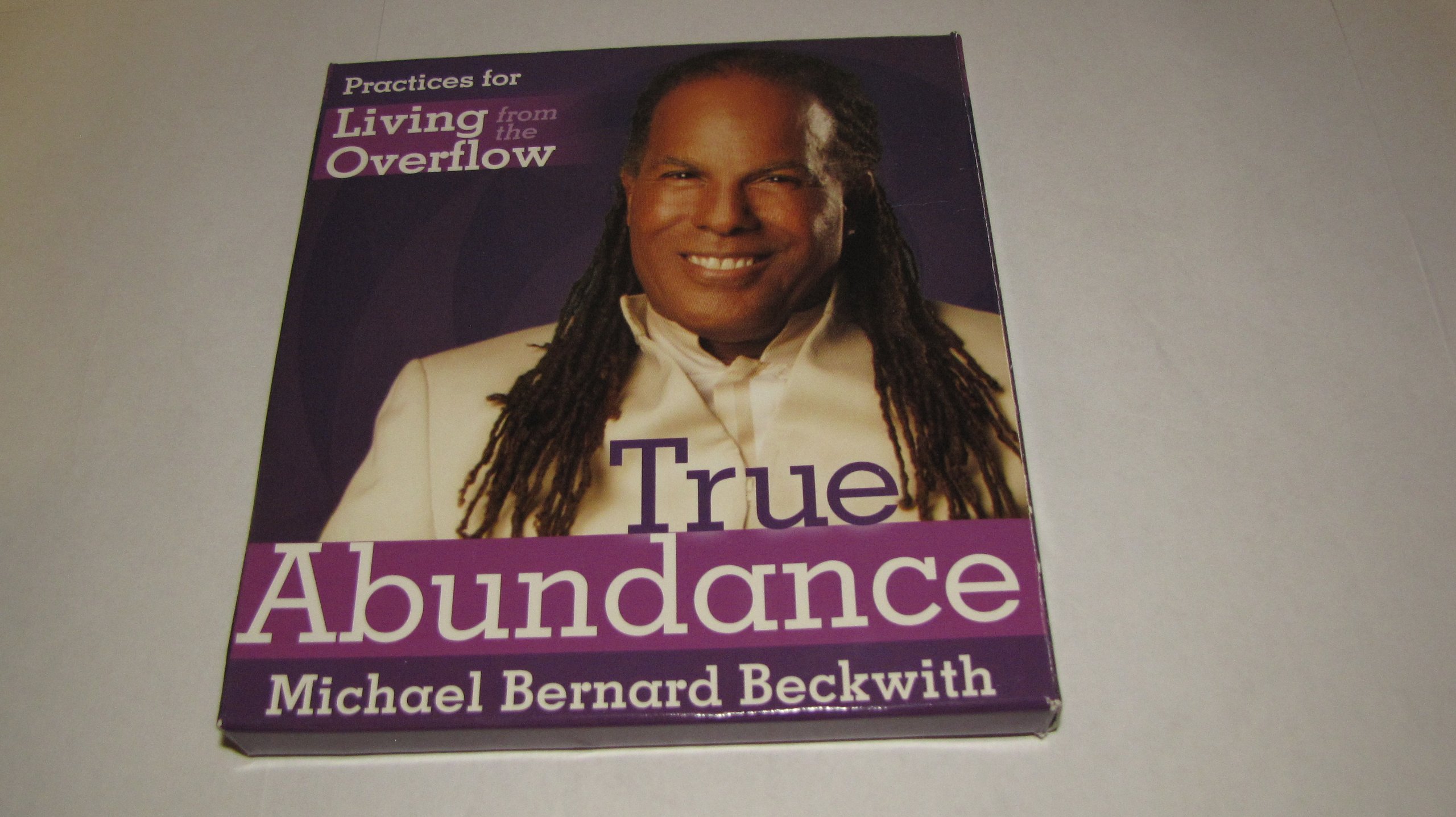 True Abundance: Practices for Living from the Overflow Beckwith, Michael