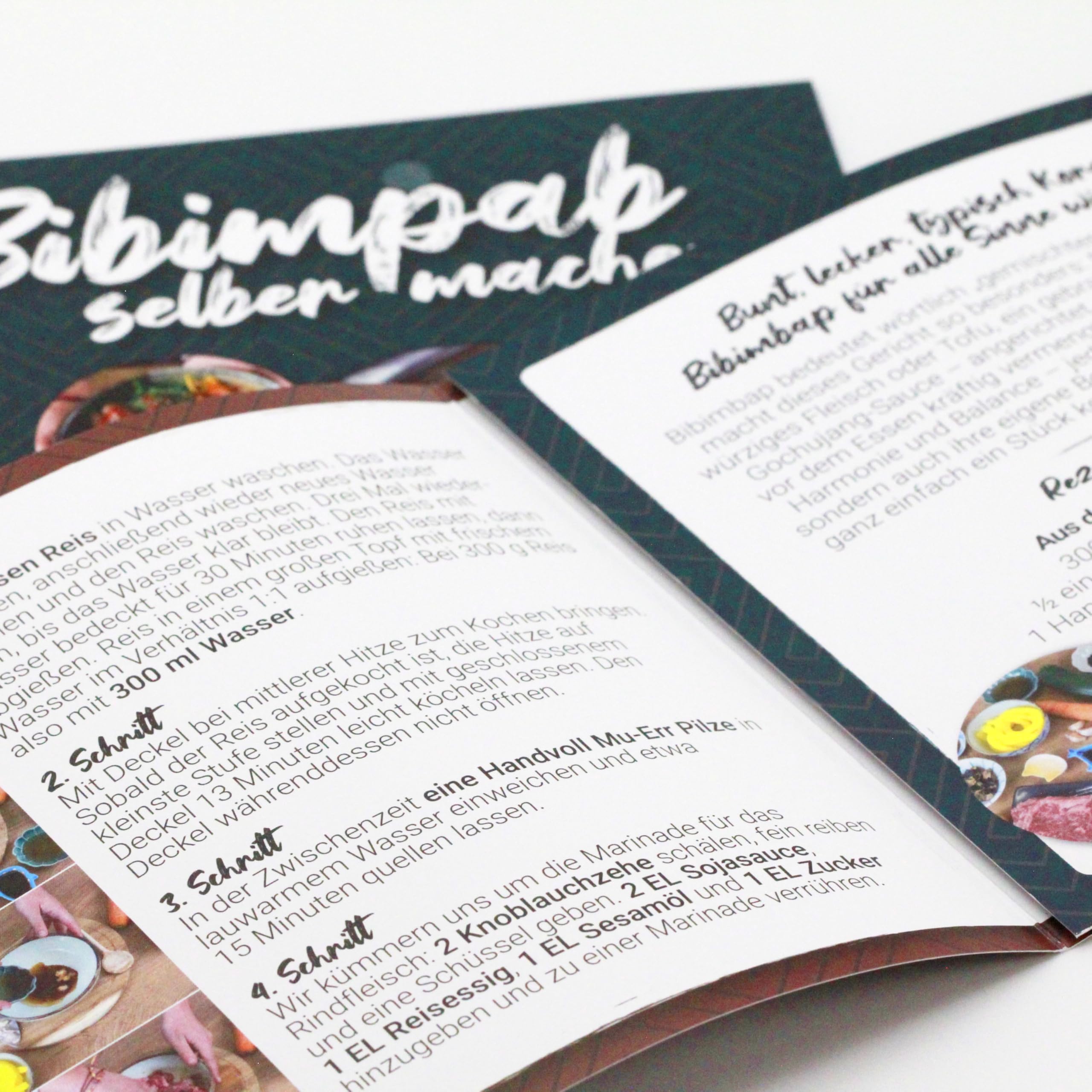 Bibimbap Kochbox (8-teilig, für 6 Portionen) – DIY Set inkl. Anleitung für Korean Rice Bowl – mit Reis, Gochujang, eingelegter Rettich, Sesamöl & mehr | auch für Anfänger, Geschenkidee