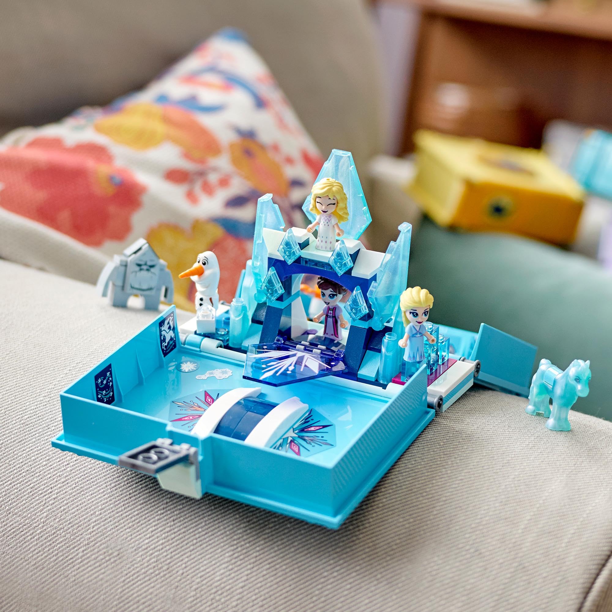 LEGO Disney Elsa e le Avventure Fiabesche del Nokk, Libro Apribile e Portatile, Mini Bamboline e Cavallo Giocattolo, Giochi Creativi per Bambini 43189